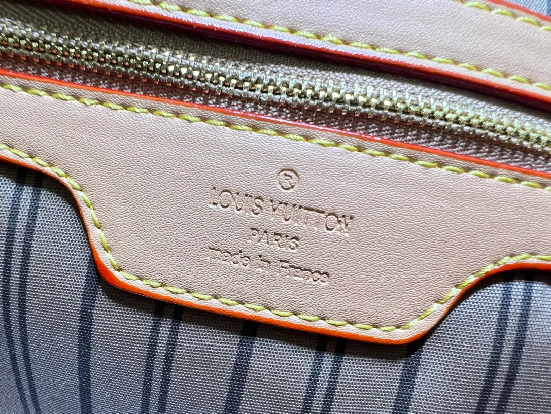 Batch 260💰M40156 M40995 [Latest color printing] Louis Vuitton’s new interpretation of the Neverfull classic handbag, explore the exquisite details inside the bag. Redesigned interior pockets feature fresh fabric linings and vintage details inspired by the Louis Vuitton archives, most notably the detachable zippered clutch, which can be used on its own as a sophisticated clutch or as an additional pocket. Bright lining tones add a more lively feel to Monogram's classic canvas. The most shining bag at night, only 🈶 can make you the brightest star in the night. Size 32×29×17cm