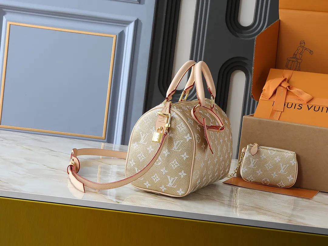 💰280💰Upgraded from the original M40390 M24426 M24425 M24424 M24423 M24443 M. This Speedy Bandoulière 25 Monogram Leather handbag is made of soft cow leather and uses the Monogram pattern to reproduce the elegant look and feel of the canvas print. Dazzling metal hardware, sheepskin lining and nameplate all reflect Creative Director Pharrell Williams' relentless attention to detail. Dimensions: 25.0 x 15.0 x 15.0 cm (length x height x width)