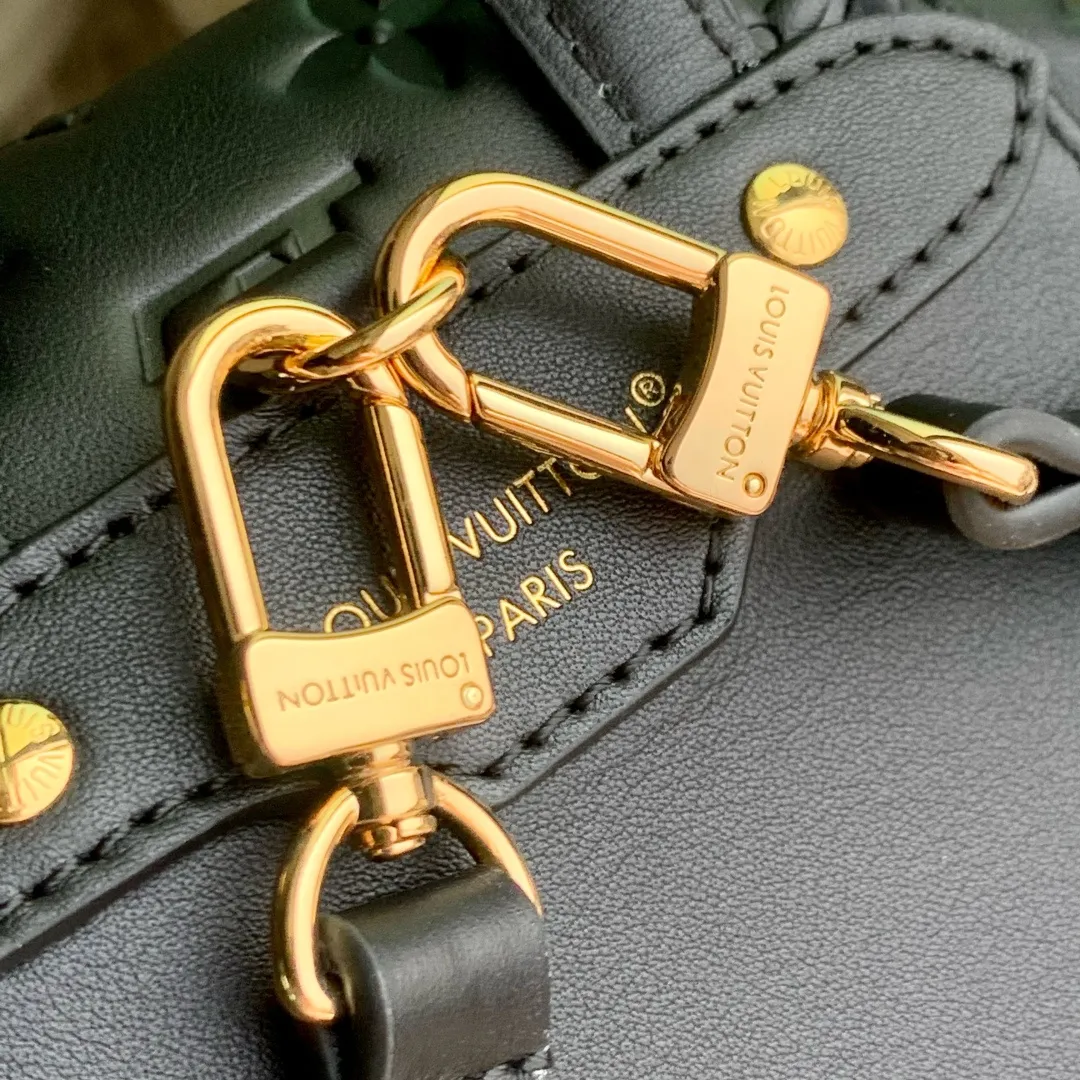 💰1180 (first-grain leather) top-quality original M13357 Coussin Backpack small handbag joins the Coussin series in a backpack configuration. It is made of soft Monogram embossed leather and integrated with the iconic LV padlock, which combines modern style and functional considerations. The detachable Coussin chain releases the metal edge, and the zippered front pocket makes it easy to access various small items. 26 x 10 x 21 cm (height x width x length)