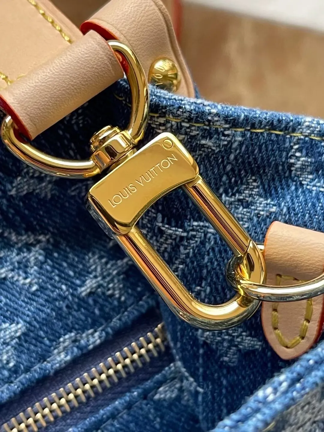 💰940 Top original order M14633 This small OnTheGo handbag is made of classic Monogram denim with cow leather trim, with dazzling metal parts and magnetic buckle flap closure. Plenty of space to accommodate a tablet and daily essentials, and the detachable shoulder strap allows for hand-carrying or cross-body wear. Dimensions: 25 × 19 × 11.5 cm