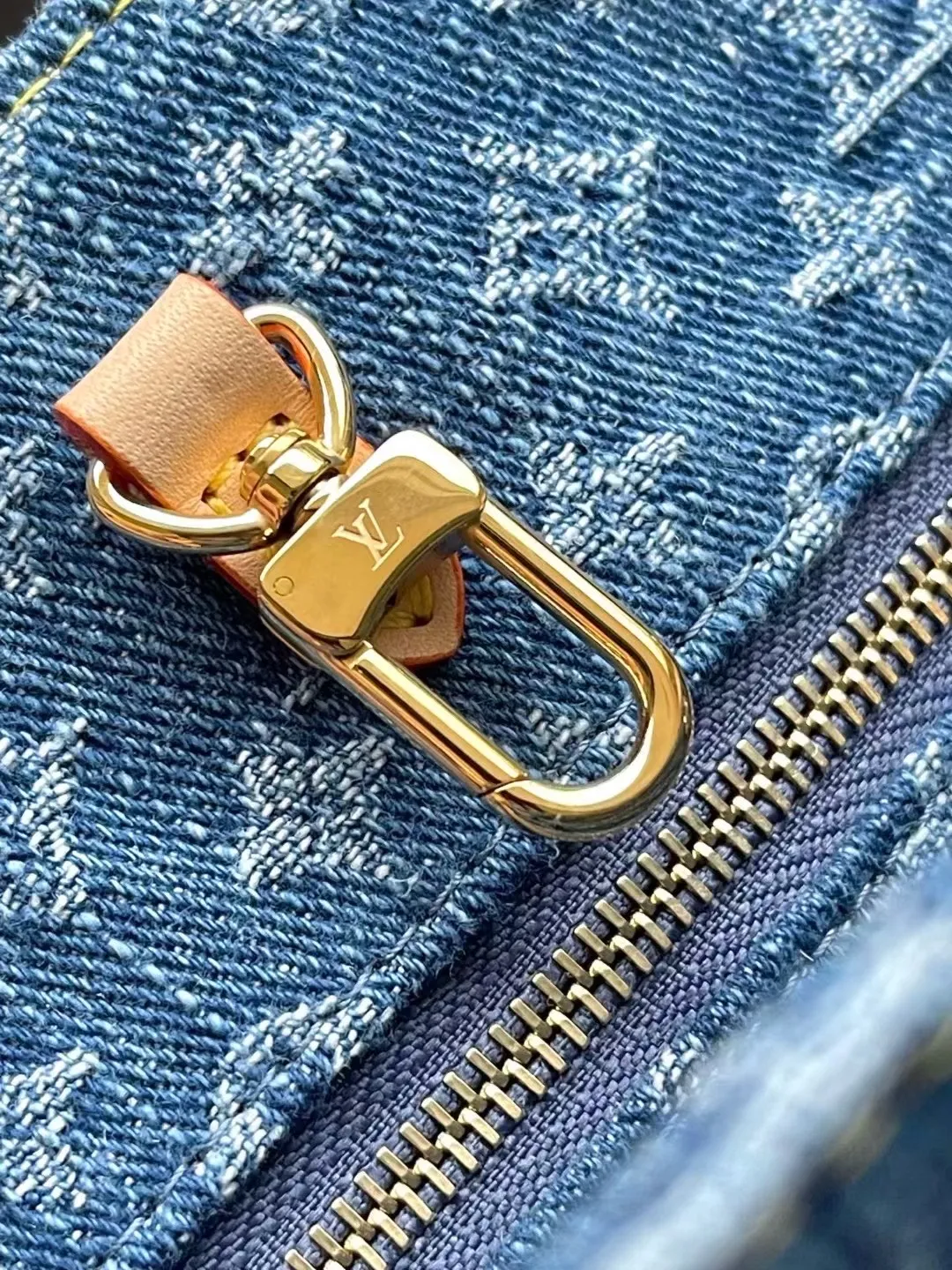 💰940 Top original order M14633 This small OnTheGo handbag is made of classic Monogram denim with cow leather trim, with dazzling metal parts and magnetic buckle flap closure. Plenty of space to accommodate a tablet and daily essentials, and the detachable shoulder strap allows for hand-carrying or cross-body wear. Dimensions: 25 × 19 × 11.5 cm