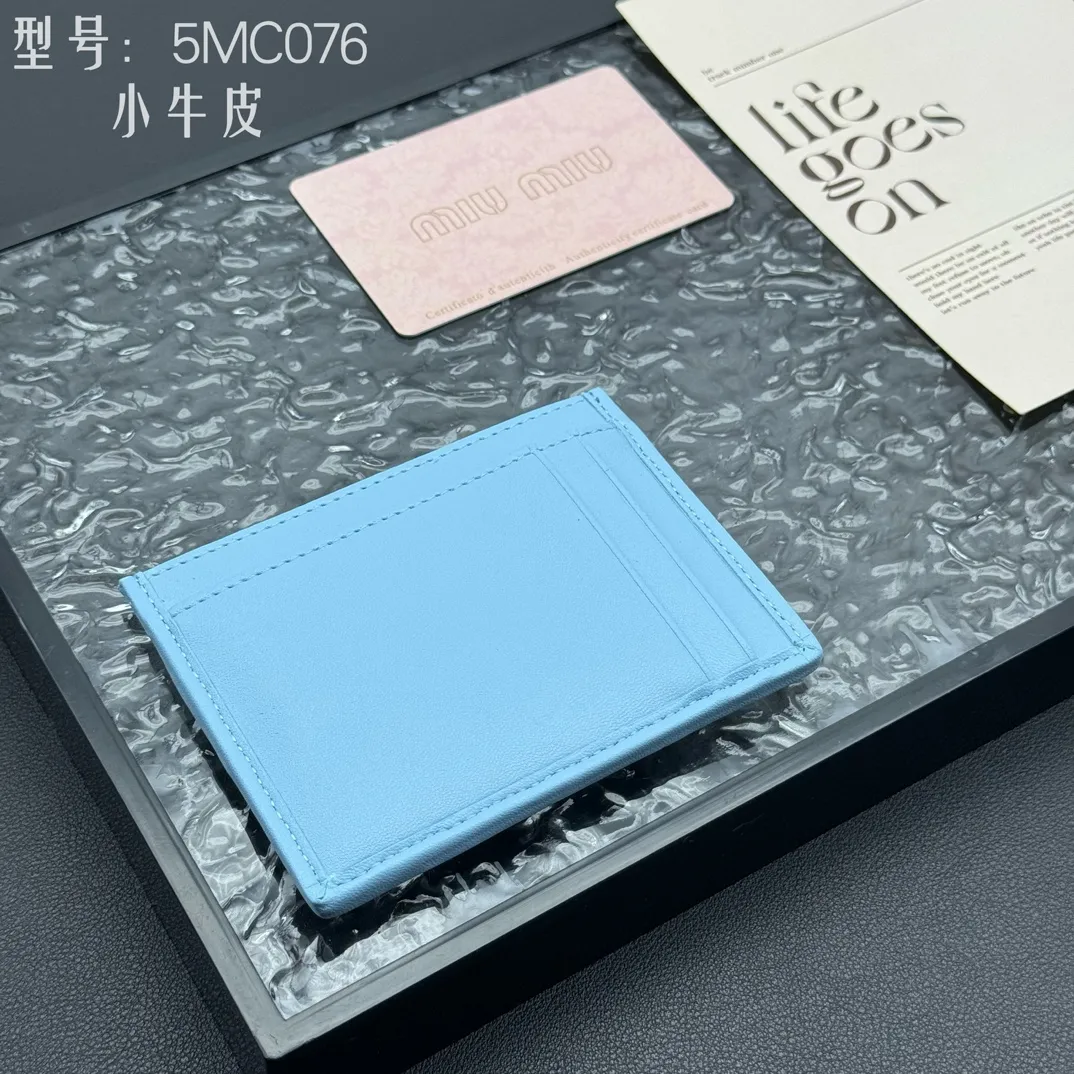 💰110 💎Upgraded original version (quality comparable to the original) pocket wallet💗 Equipped with calfskin, built-in small aromatherapy, new card holder, 💃💃top imported cowhide material 🐮👋Matelasse pattern, miu logo hot stamping inside 💞Six card slots, Moire and leather lining, Model: 5MC076 Size: 8X10.5