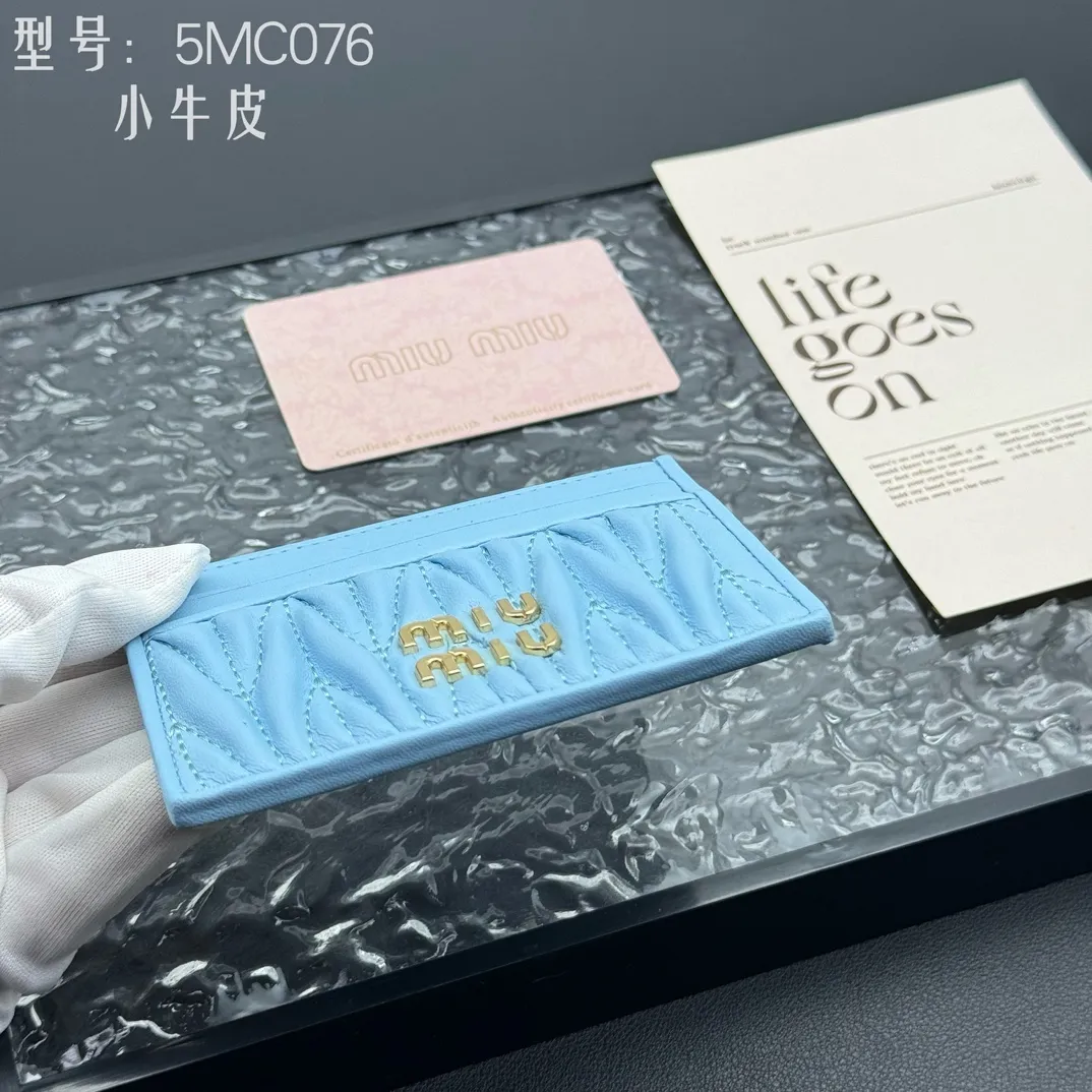 💰110 💎Upgraded original version (quality comparable to the original) pocket wallet💗 Equipped with calfskin, built-in small aromatherapy, new card holder, 💃💃top imported cowhide material 🐮👋Matelasse pattern, miu logo hot stamping inside 💞Six card slots, Moire and leather lining, Model: 5MC076 Size: 8X10.5