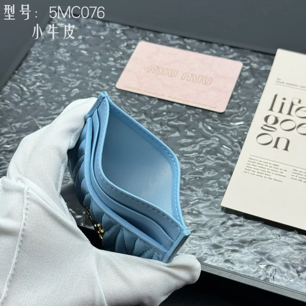 💰110 💎Upgraded original version (quality comparable to the original) pocket wallet💗 Equipped with calfskin, built-in small aromatherapy, new card holder, 💃💃top imported cowhide material 🐮👋Matelasse pattern, miu logo hot stamping inside 💞Six card slots, Moire and leather lining, Model: 5MC076 Size: 8X10.5