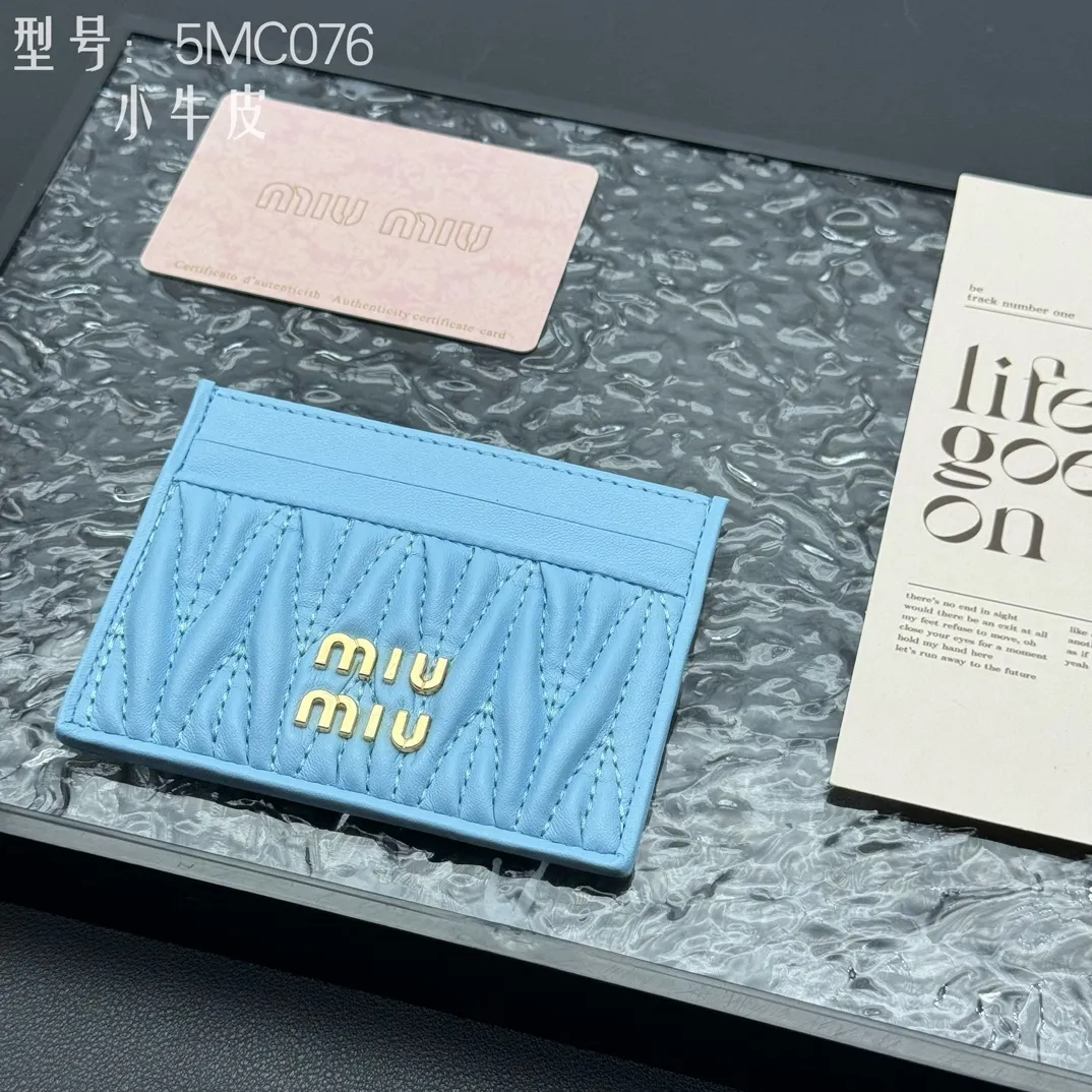 💰110 💎Upgraded original version (quality comparable to the original) pocket wallet💗 Equipped with calfskin, built-in small aromatherapy, new card holder, 💃💃top imported cowhide material 🐮👋Matelasse pattern, miu logo hot stamping inside 💞Six card slots, Moire and leather lining, Model: 5MC076 Size: 8X10.5