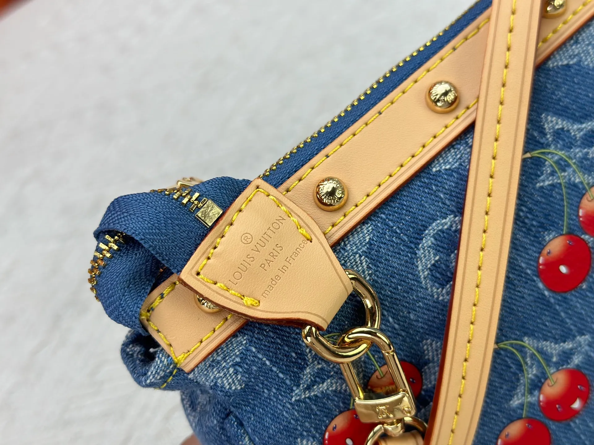 P240 upgraded version [Official latest model, real shot] M13994 Denim Cherry 🍒Pochette Accessoires handbag is made of coated canvas, with colorful Monogram patterns to interpret the smart style of the Louis Vuitton x Murakami cross-border collaboration series. Calf leather trim and dazzling hardware add to the sophisticated details, while the detachable shoulder strap and chain allow for flexible carry. 13 x 4 x 22 cm (height x width x length)