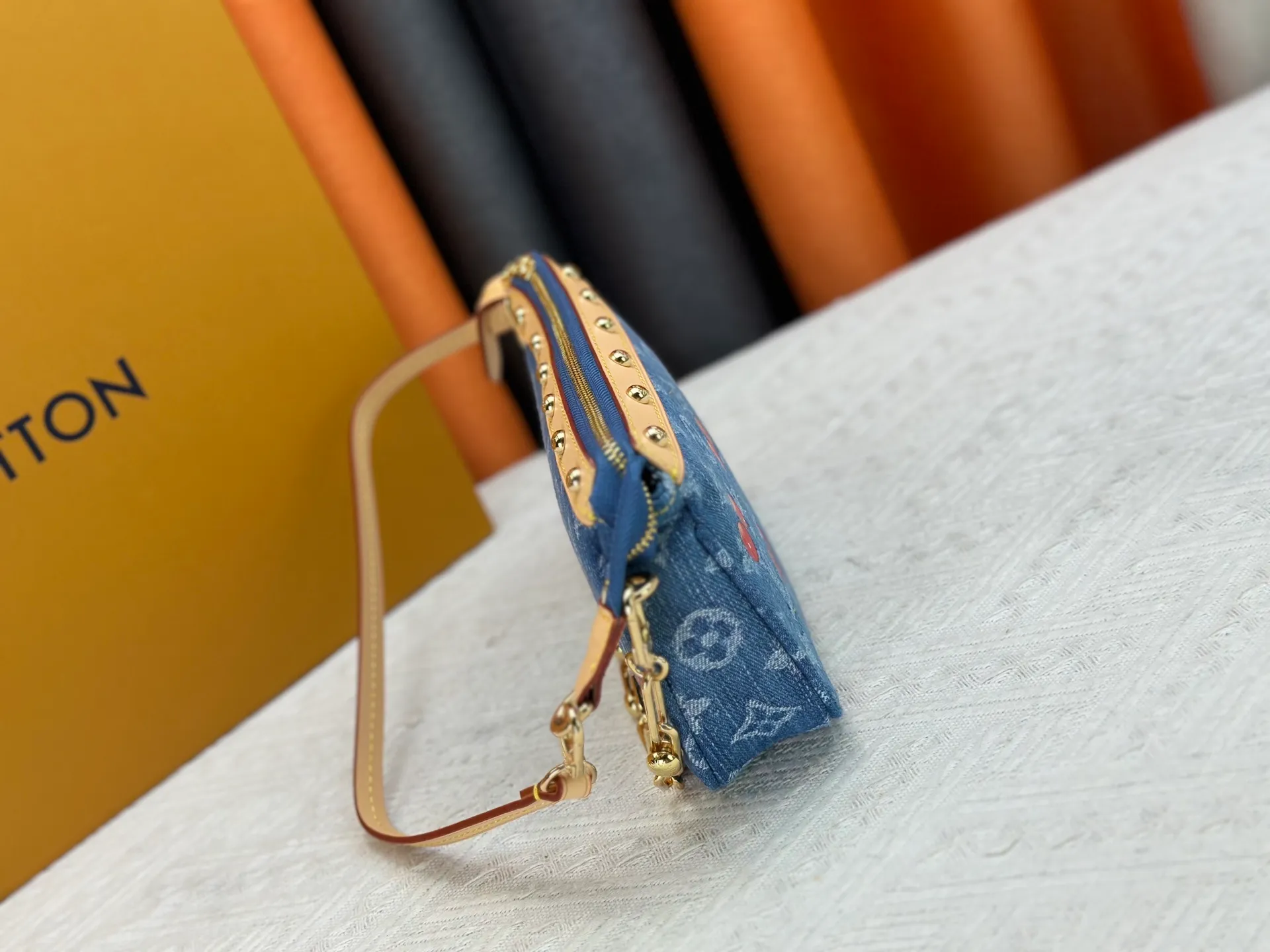 P240 upgraded version [Official latest model, real shot] M13994 Denim Cherry 🍒Pochette Accessoires handbag is made of coated canvas, with colorful Monogram patterns to interpret the smart style of the Louis Vuitton x Murakami cross-border collaboration series. Calf leather trim and dazzling hardware add to the sophisticated details, while the detachable shoulder strap and chain allow for flexible carry. 13 x 4 x 22 cm (height x width x length)