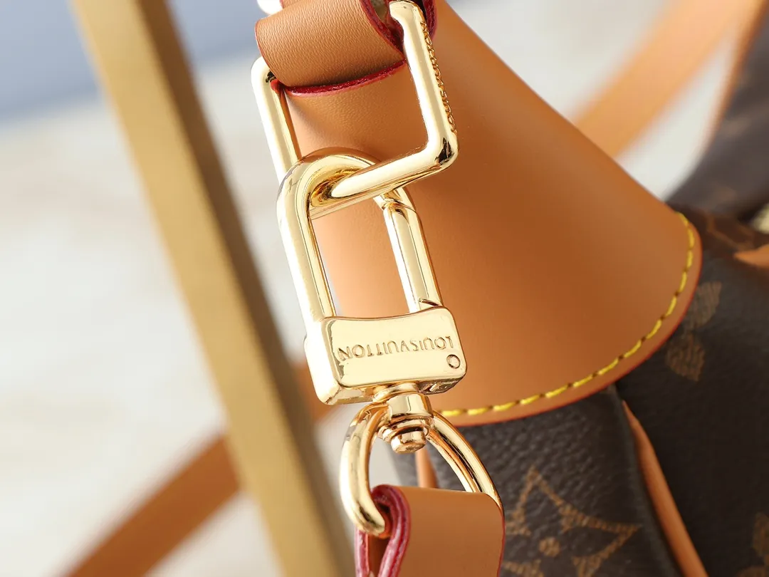 💰260💰Upgraded original M14196 Presbyopia Unisex 2025 Early Spring Soft Leather Series Horn HoboLV croissant bag has always been a classic in the fashion industry, and the medieval LV cross-body shoulder bag is even more popular! This bag not only has the unique charm of the LV brand, but also allows you to walk with fashion and become your best matching weapon! The advantage of the second-hand LV cross-body shoulder bag lies in its quality and sense of history. After the baptism of time, it becomes even more unique and charming. Whether going to work, shopping or attending a party, this bag can easily hold up to various occasions. Its design is simple and elegant, and it can show your fashion taste with any clothing. Dimensions length, height and width: 31✘23✘6cm