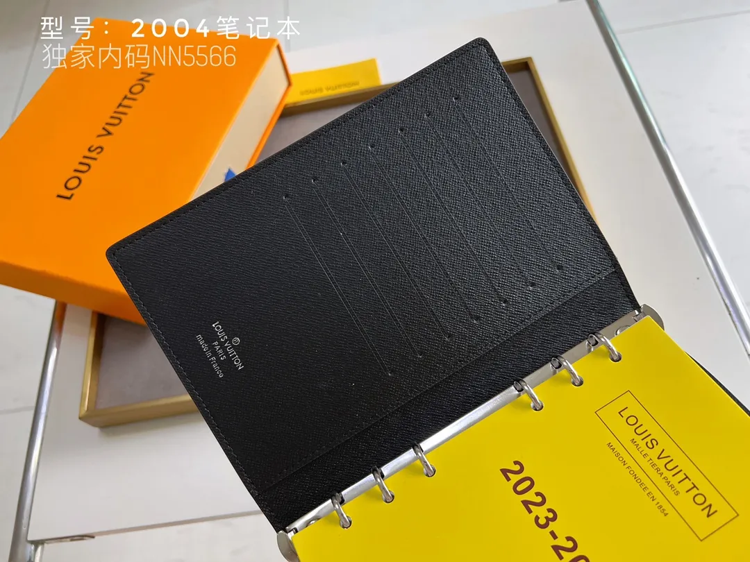 💰140 Top Original 💎 Latest Date 📅 Notepad This small notepad cover is made of Monogram canvas and can hold three credit cards. It can also be used as an address book, notebook or calendar. Epi leather is delicately embossed with LV initials and is lined with intertwined textured leather - Push-button closure - Six-ring binder with three rings in a set, six credit card slots and two internal compartments - Notepad insert available separately. Model: 2004 Size: 14x8cm