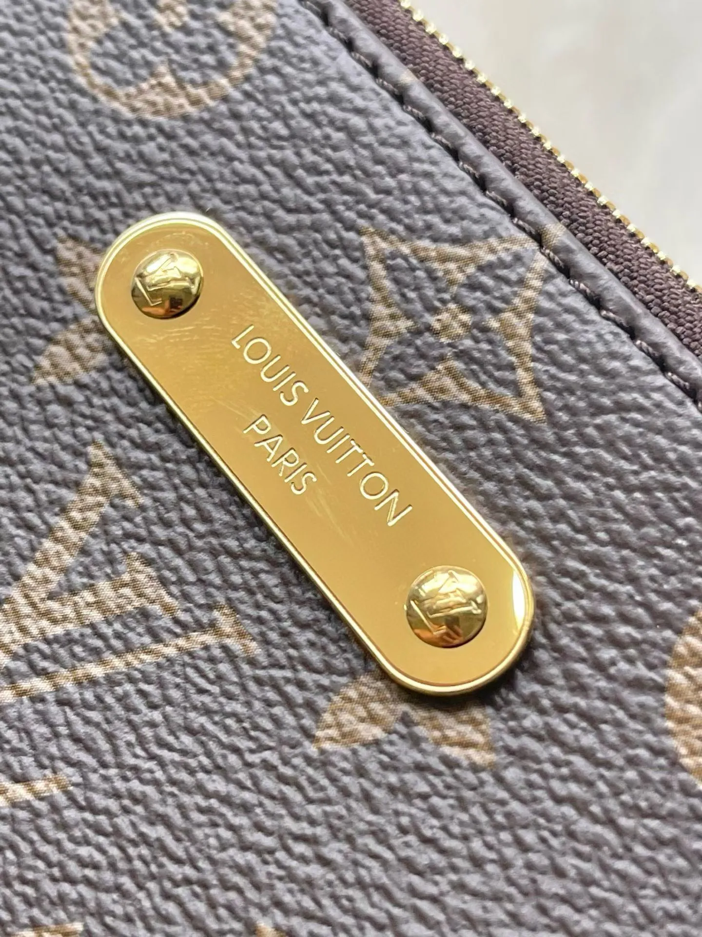 💰700 Top-quality original M13567 presbyopia This Pochette Eva handbag is made of the brand's Monogram canvas with contrasting leather trim, conveying elegance with unique touches. The engraved logo plate and detachable chain complement each other, and the shape is convenient for storing daily necessities such as a short wallet and cosmetics. 11 x 5 x 27 cm (H x W x Length).