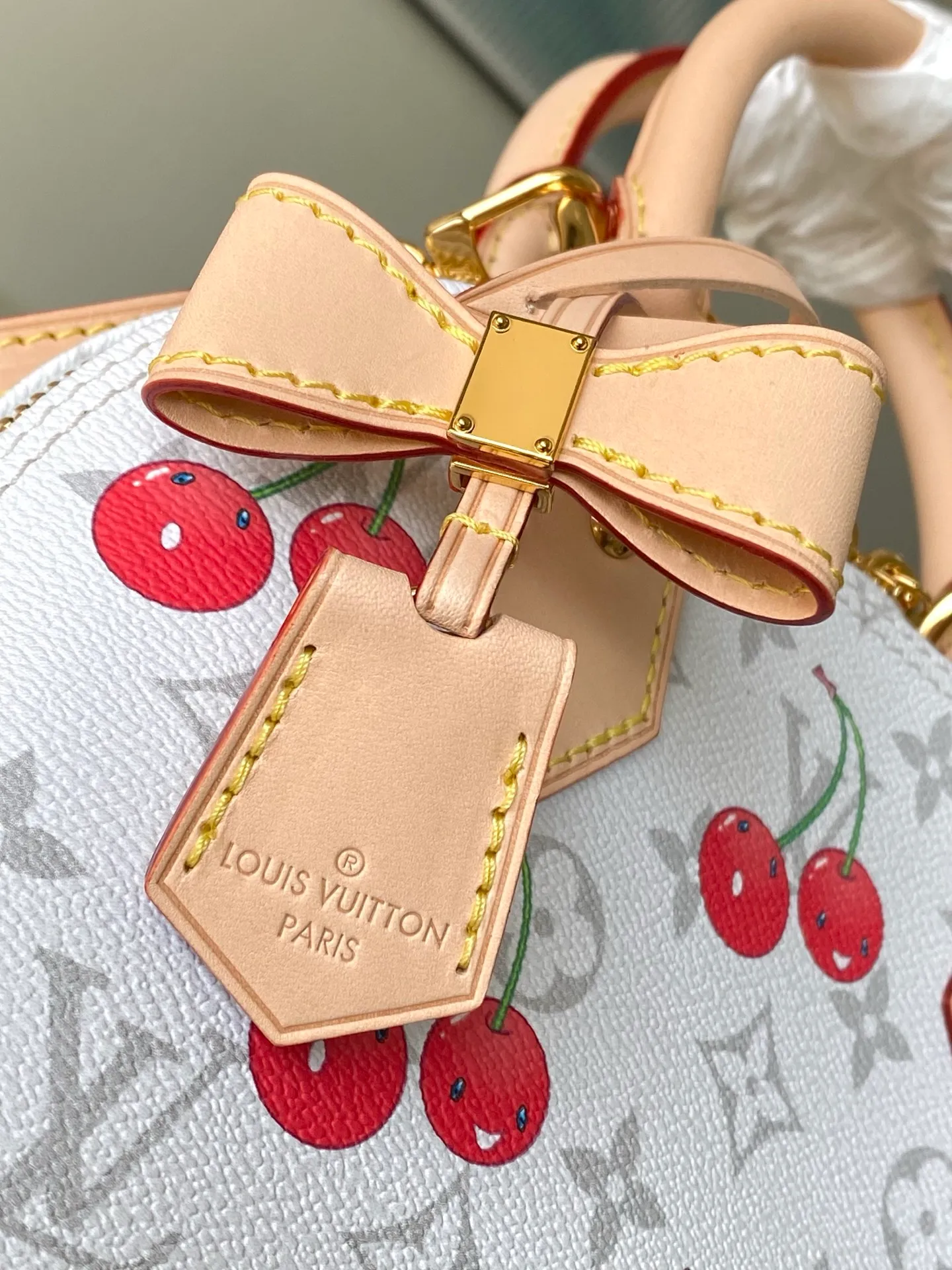 💰1100 Top Original Order M14234 This AlmaBB handbag blends into the joyful atmosphere of the Louis Vuitton x Takashi Murakami replica series, using Monogram coated canvas to outline the Art Deco style outline, highlighting the bright cherry pattern painted by the artist. The Toron top handle, bottom and bow-shaped key holder are all made of leather. Dimensions: 23.5 × 17.5 × 11.5 cm