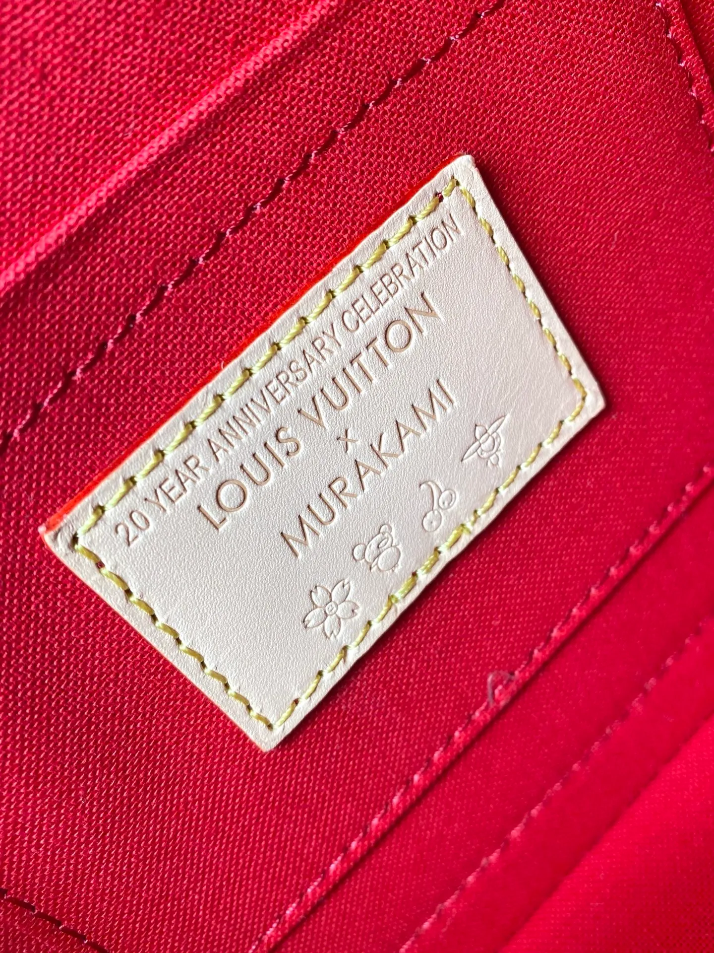 💰1100 Top Original Order M14234 This AlmaBB handbag blends into the joyful atmosphere of the Louis Vuitton x Takashi Murakami replica series, using Monogram coated canvas to outline the Art Deco style outline, highlighting the bright cherry pattern painted by the artist. The Toron top handle, bottom and bow-shaped key holder are all made of leather. Dimensions: 23.5 × 17.5 × 11.5 cm