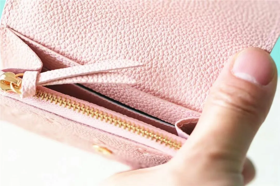 Factory price 280 [Top original order] M81455 pink first-layer cowhide👏👏This Rosalie coin purse is made of Monogram Empreinte embossed soft-grained cowhide. It opens with a round flip cover and has a compact configuration. It has a zippered coin pocket, a patch pocket and a card compartment inside. Louis Vuitton logo-engraved snaps secure the closure. Size: 11X8X2.5cm.
