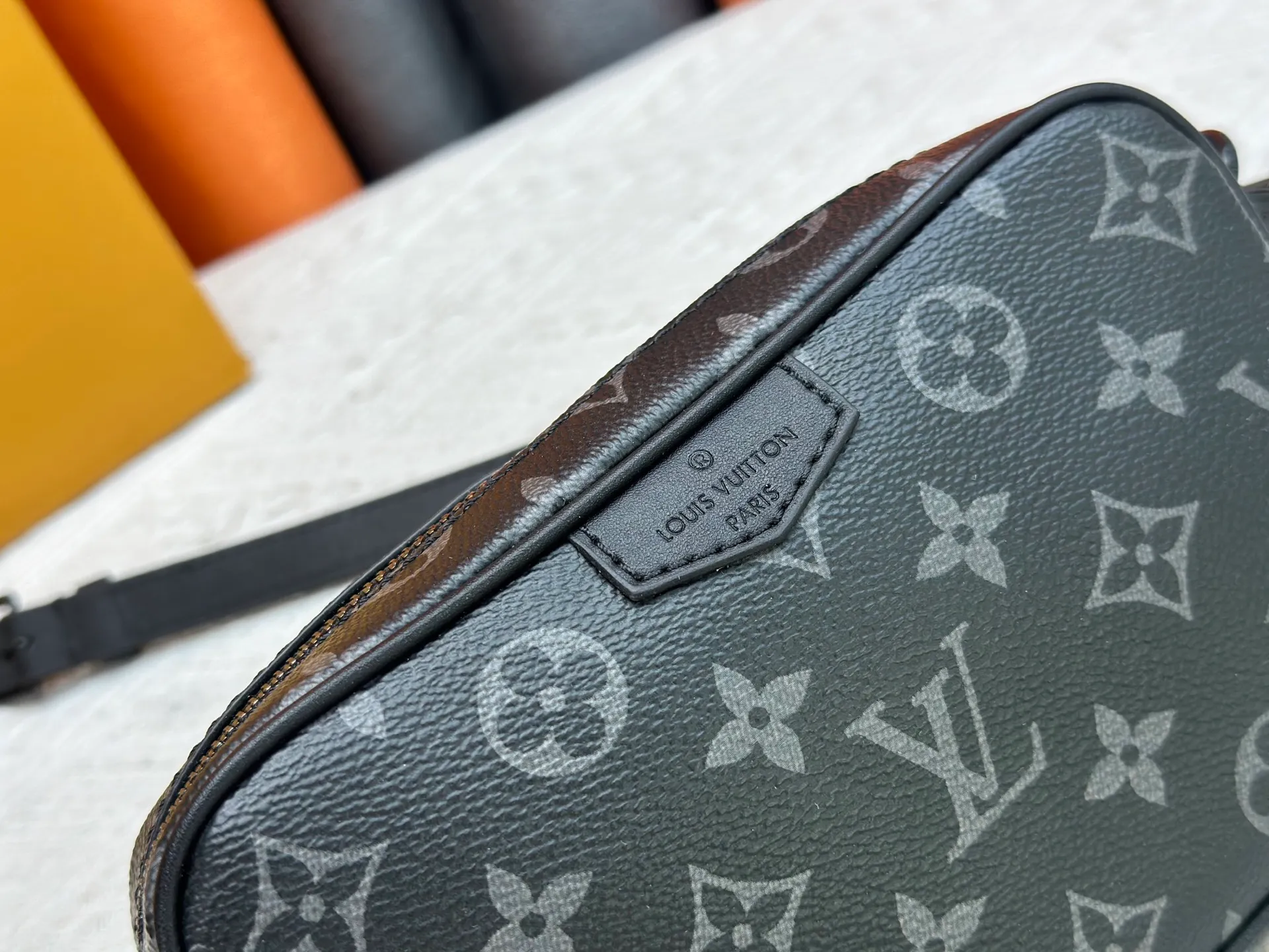 P220 Guangzhou goods M14253 M14058 M26737 M14684 The Trocadéro mini handbag is made of Monogram canvas, vintage cow leather trim and reinforced front corners. It pays tribute to Louis Vuitton's legendary history and combines retro charm with sophisticated modernity. Inspired by Louis Vuitton's cross-body bags designed in the 1980s, it features a removable and adjustable shoulder strap. 20.0 x 13.0 x 6.5 cm (length x height x width)