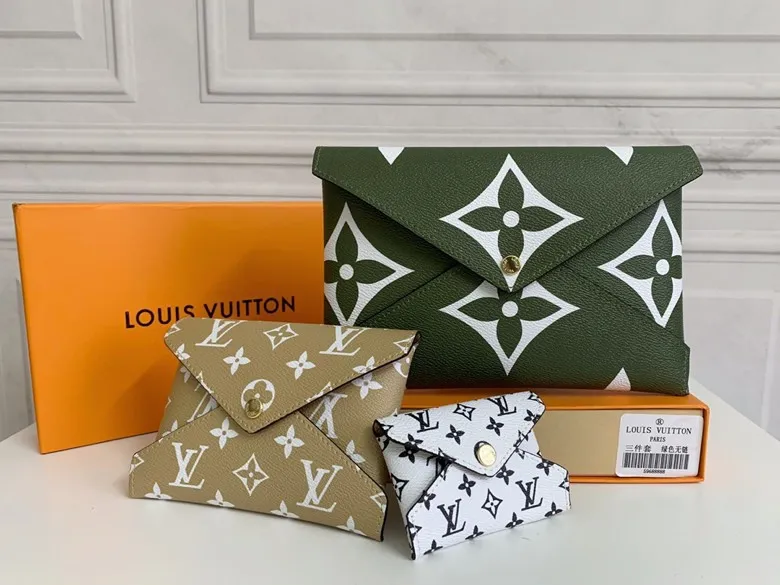 💰170 💎Handbag M67600 The special Pochette Kirigami three-in-one handbag in the green Catogram series is the joint creation of Louis Vuitton women's artistic director Nicolas Ghesquière and legendary fashion editor Grace Coddington. Size: 23x16.5x0.3 (can hold iPad): 15.5x11.5x0.3 (can hold passport): 10x7x0.3 (can hold card holder)