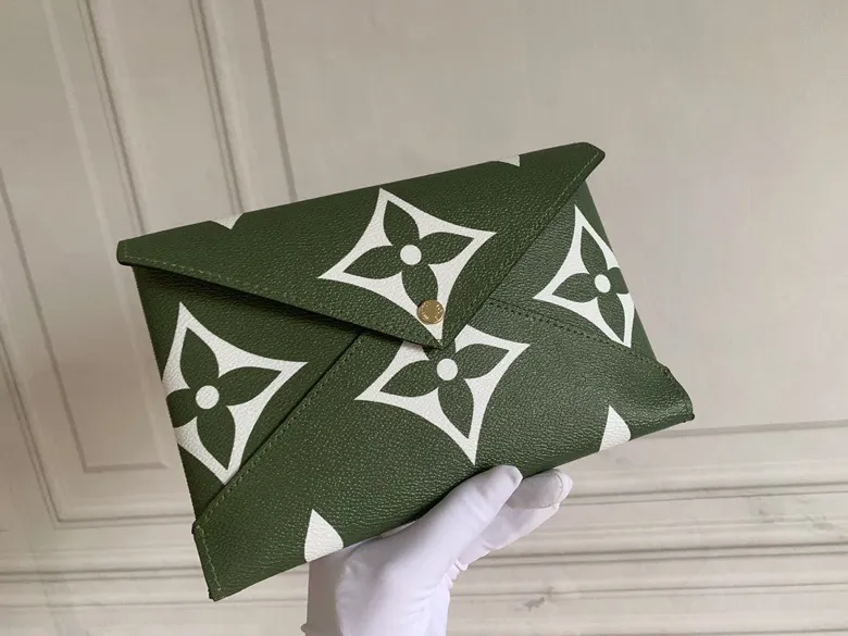 💰170 💎Handbag M67600 The special Pochette Kirigami three-in-one handbag in the green Catogram series is the joint creation of Louis Vuitton women's artistic director Nicolas Ghesquière and legendary fashion editor Grace Coddington. Size: 23x16.5x0.3 (can hold iPad): 15.5x11.5x0.3 (can hold passport): 10x7x0.3 (can hold card holder)