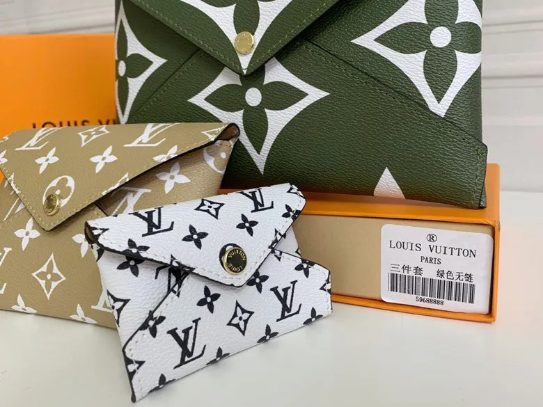 💰170 💎Handbag M67600 The special Pochette Kirigami three-in-one handbag in the green Catogram series is the joint creation of Louis Vuitton women's artistic director Nicolas Ghesquière and legendary fashion editor Grace Coddington. Size: 23x16.5x0.3 (can hold iPad): 15.5x11.5x0.3 (can hold passport): 10x7x0.3 (can hold card holder)