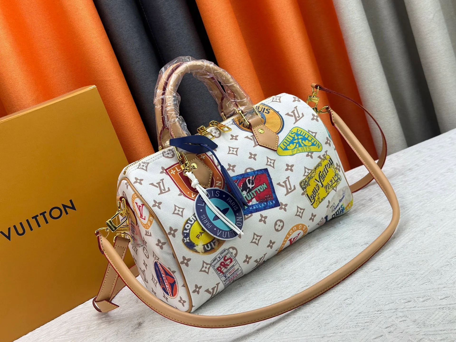 P340 M14587 This Speedy Soft 30 handbag interprets Monogram Dune elements with retro touches, with aircraft-shaped decoration and collage effect label, paying tribute to the design of Gaston Louis Vuitton collection series. The long handle makes it easy to carry on the shoulder, making it a great travel companion. 30.0 x 21.0 x 17.0 cm (length x height x width)