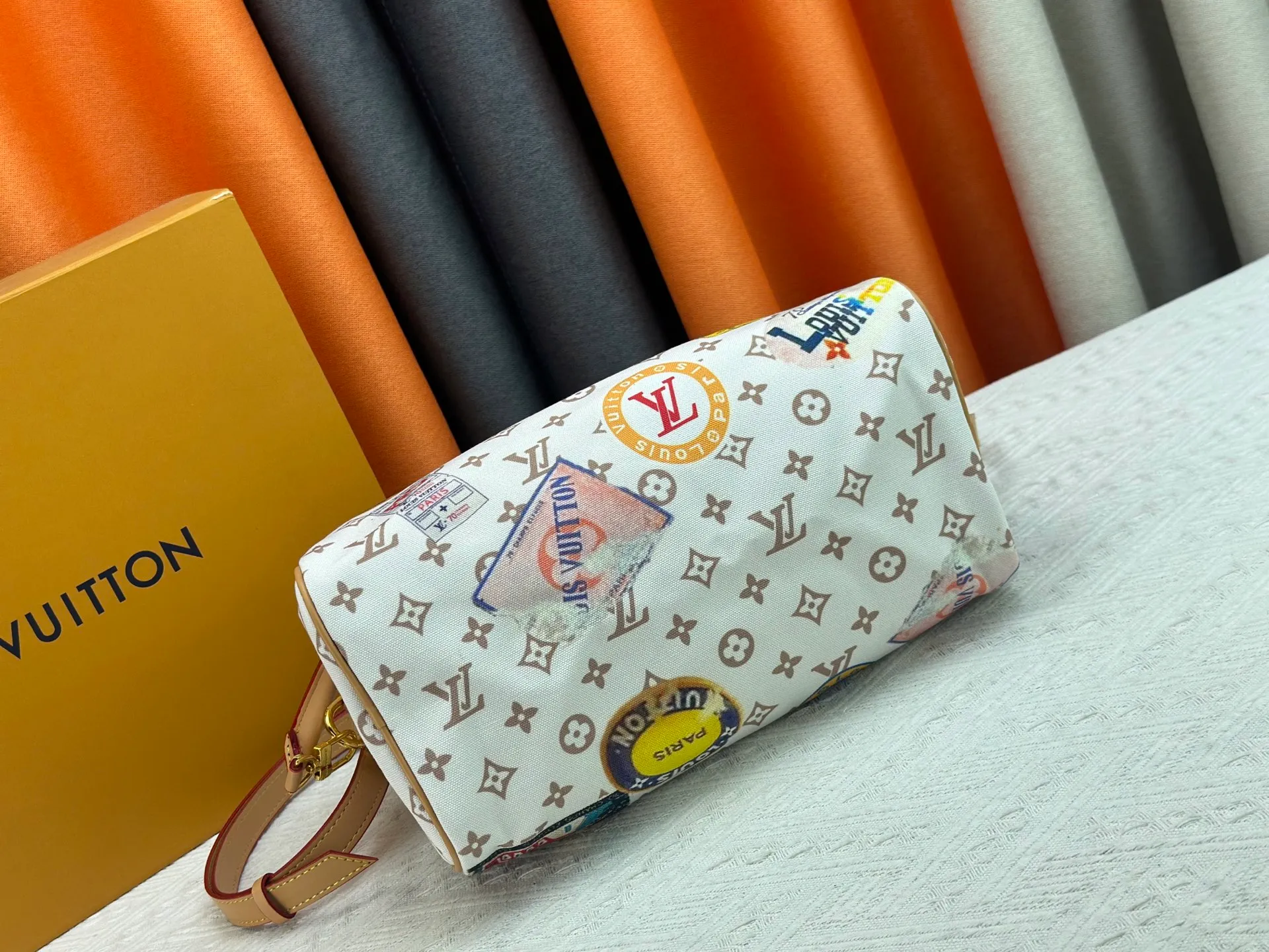 P340 M14587 This Speedy Soft 30 handbag interprets Monogram Dune elements with retro touches, with aircraft-shaped decoration and collage effect label, paying tribute to the design of Gaston Louis Vuitton collection series. The long handle makes it easy to carry on the shoulder, making it a great travel companion. 30.0 x 21.0 x 17.0 cm (length x height x width)