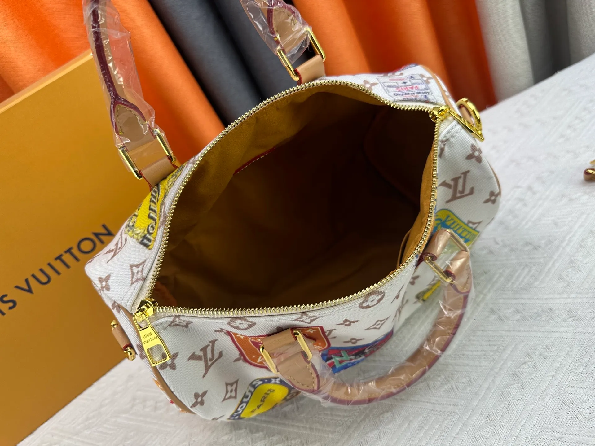 P340 M14587 This Speedy Soft 30 handbag interprets Monogram Dune elements with retro touches, with aircraft-shaped decoration and collage effect label, paying tribute to the design of Gaston Louis Vuitton collection series. The long handle makes it easy to carry on the shoulder, making it a great travel companion. 30.0 x 21.0 x 17.0 cm (length x height x width)