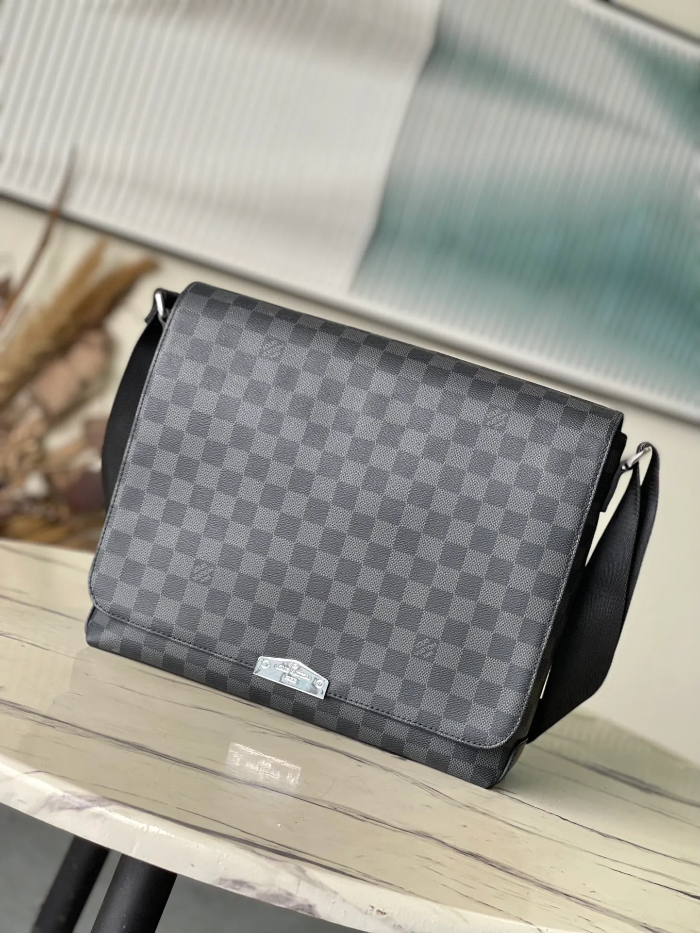💰800 Top Original Order N40350 Medium New District The new District medium messenger bag continues its elegant details, light texture and ample space, making it a functional and trendy choice in daily life. Detailed features31 x 27 x 8 cm