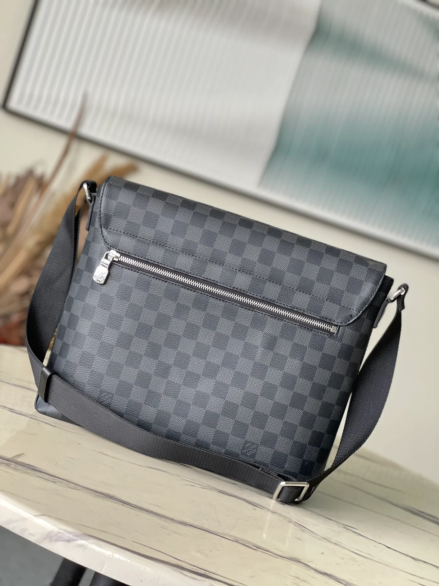 💰800 Top Original Order N40350 Medium New District The new District medium messenger bag continues its elegant details, light texture and ample space, making it a functional and trendy choice in daily life. Detailed features31 x 27 x 8 cm
