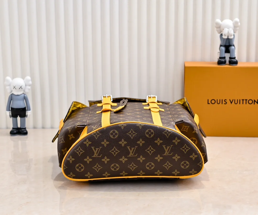 Batch 💰440 Guangzhou goods upgraded original model number M12729 Presbyopia blue M13202 Presbyopia khaki 41379 This Christopher medium backpack is from the LV Colormania series. It is made of Monogram Macassar canvas with bright leather trim, which complements the fabric lining. The side pockets offer roomy storage and drawstrings and snaps provide easy opening and closing. Detailed Features 38 x 44 x 12.5 cm (Length x Height x Width) Monogram Macassar Coated canvas and cow leather Cow leather trim Fabric lining Metal hardware Flap closure Snap and drawstring fastening Side pockets Internal tablet pocket Zippered internal pocket Internal patch pocket Handles: Single handle