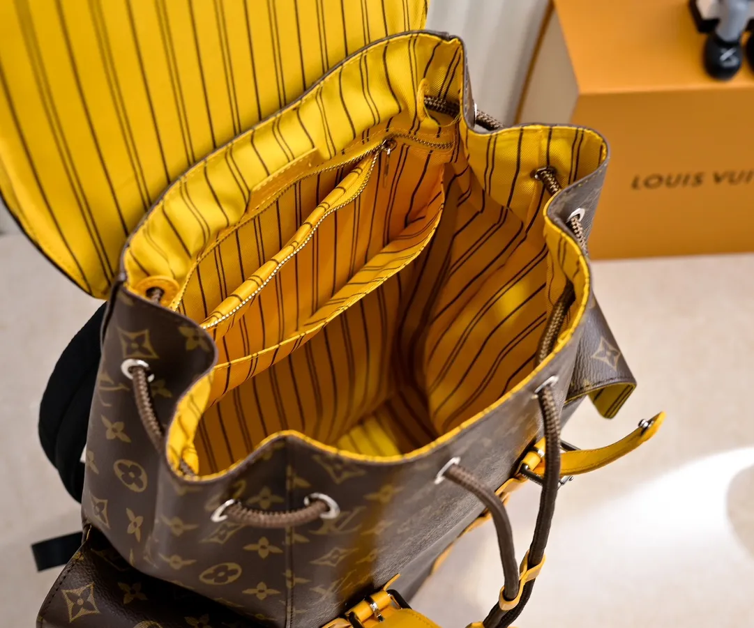 Batch 💰440 Guangzhou goods upgraded original model number M12729 Presbyopia blue M13202 Presbyopia khaki 41379 This Christopher medium backpack is from the LV Colormania series. It is made of Monogram Macassar canvas with bright leather trim, which complements the fabric lining. The side pockets offer roomy storage and drawstrings and snaps provide easy opening and closing. Detailed Features 38 x 44 x 12.5 cm (Length x Height x Width) Monogram Macassar Coated canvas and cow leather Cow leather trim Fabric lining Metal hardware Flap closure Snap and drawstring fastening Side pockets Internal tablet pocket Zippered internal pocket Internal patch pocket Handles: Single handle