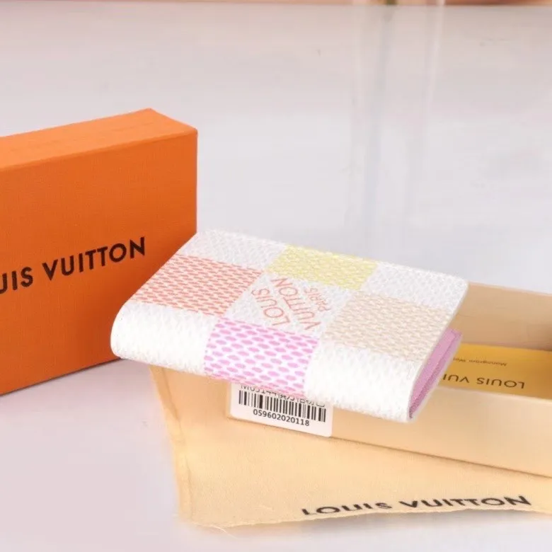 P100💰, Model: 63144 Large Checkered Grass Green The latest style of this pocket wallet for spring and summer 2024 combines the elegance of Damier Graphite canvas with the delicate texture of Epi leather, with stripes emblazoned with the Louis Vuitton logo. The elegant design can accommodate credit cards, banknotes and receipts, making it suitable for daily carrying or gift giving. Epi leather and Damier Graphite coated sail. Textile cowhide trimmed cowhide lining, card compartment Size 11×8×1.5 cm 63144 60502