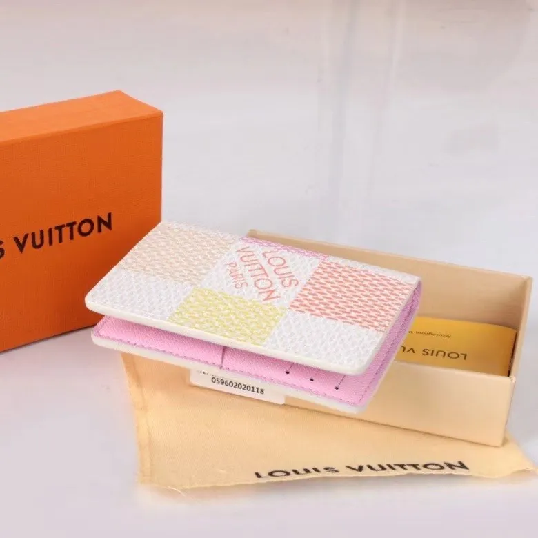 P100💰, Model: 63144 Large Checkered Grass Green The latest style of this pocket wallet for spring and summer 2024 combines the elegance of Damier Graphite canvas with the delicate texture of Epi leather, with stripes emblazoned with the Louis Vuitton logo. The elegant design can accommodate credit cards, banknotes and receipts, making it suitable for daily carrying or gift giving. Epi leather and Damier Graphite coated sail. Textile cowhide trimmed cowhide lining, card compartment Size 11×8×1.5 cm 63144 60502