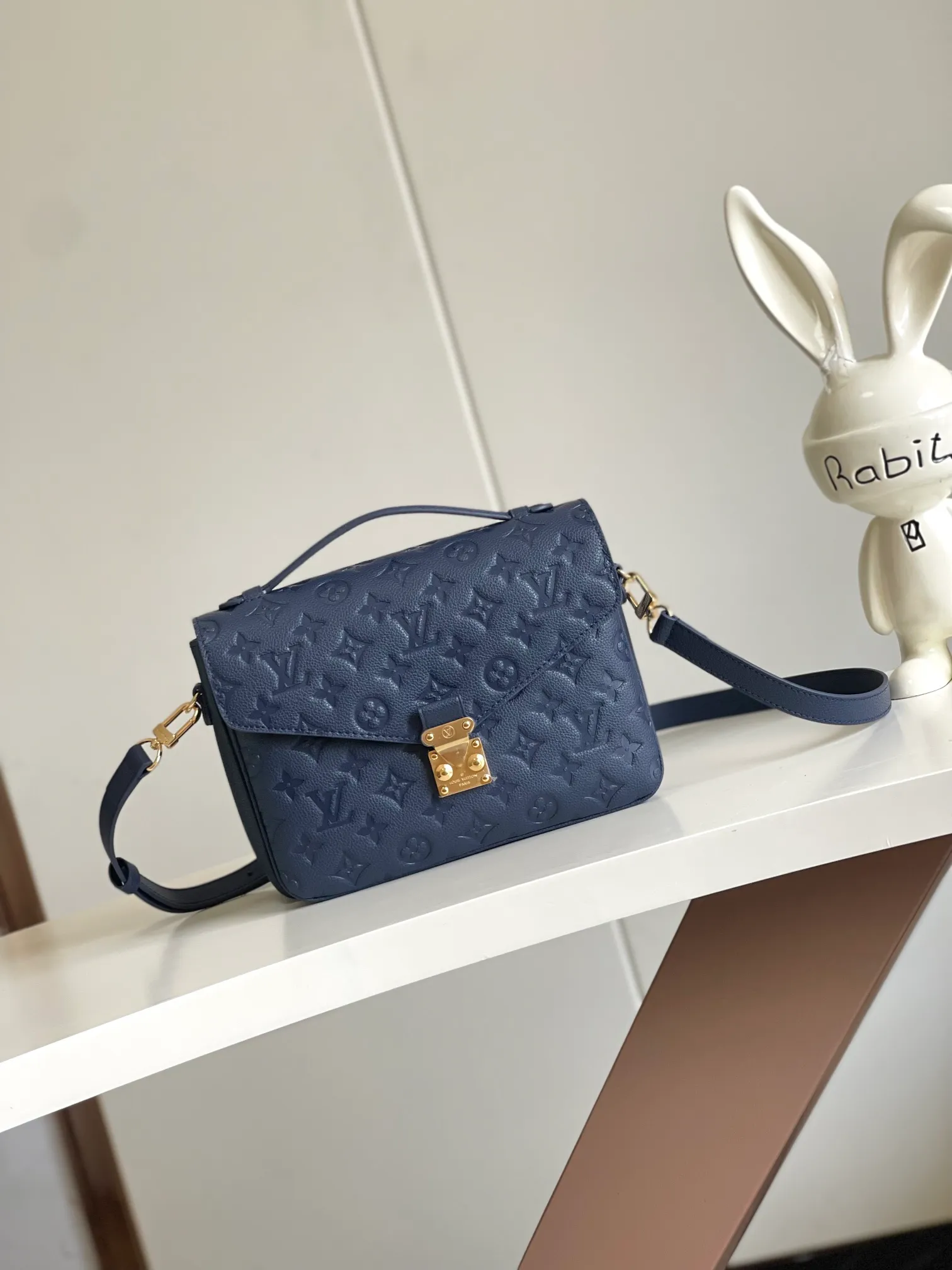 P1300 [Top original item, unique home photo, dynamic chip] [Metis messenger bag] M47142 blue M40780M46552M41487 M44071 M12711 M44881 The latest version of the top-notch version on the market is shipped. The three-dimensional shape and exquisite internal design allow this handbag to hold all daily essentials, while the Monogram Empreinte leather adds a sense of elegance to it. Compact size with multiple practical pockets and compartments. Special S-shaped steel lock with original vacuum nano-plating technology. Feel free to feel the quality as shown in the picture. Access the counter at will. Size: 25 x 19 x 9cm.
