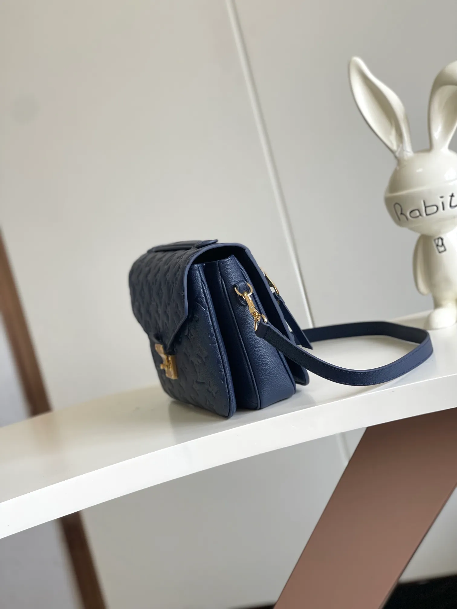 P1300 [Top original item, unique home photo, dynamic chip] [Metis messenger bag] M47142 blue M40780M46552M41487 M44071 M12711 M44881 The latest version of the top-notch version on the market is shipped. The three-dimensional shape and exquisite internal design allow this handbag to hold all daily essentials, while the Monogram Empreinte leather adds a sense of elegance to it. Compact size with multiple practical pockets and compartments. Special S-shaped steel lock with original vacuum nano-plating technology. Feel free to feel the quality as shown in the picture. Access the counter at will. Size: 25 x 19 x 9cm.