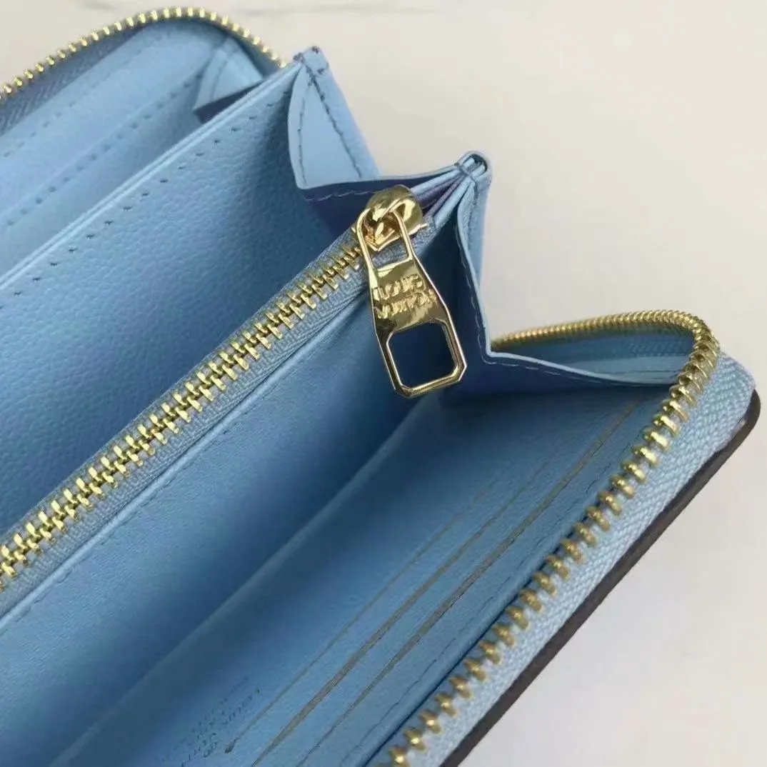 P140, 80402 Actual photo By The Pool series zipper wallet is made of Monogram Empreinte leather, reinterpreting Louis Vuitton's classic zipper wallet, embellished with a low-key gradient Monogram embossed pattern. The 2021 summer collection includes accessories, leather goods and fashion. This special edition wallet is loved for its stylish, practical and all-in-one design. 19.5 x 10.5 x 2.5 cm