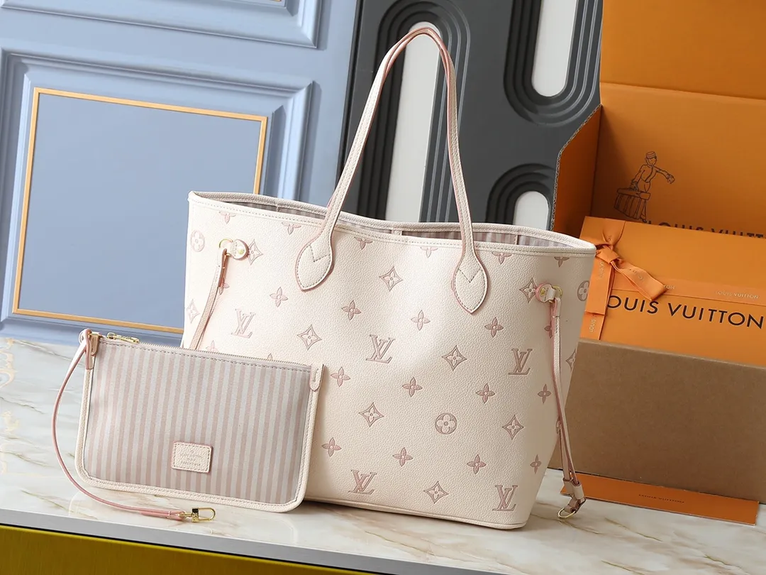 💰240💰Upgraded from the original M14285 M40995. This Neverfull MM medium handbag reinterprets the classic Monogram Empreinte leather with the same color aesthetic. The Neverfull is a roomy bag with side laces that can tighten up for a sleek allure or relax for a casual look. Inside there is a removable bag that is secured to the bag with a leather cord. Size: 32-29-17cm
