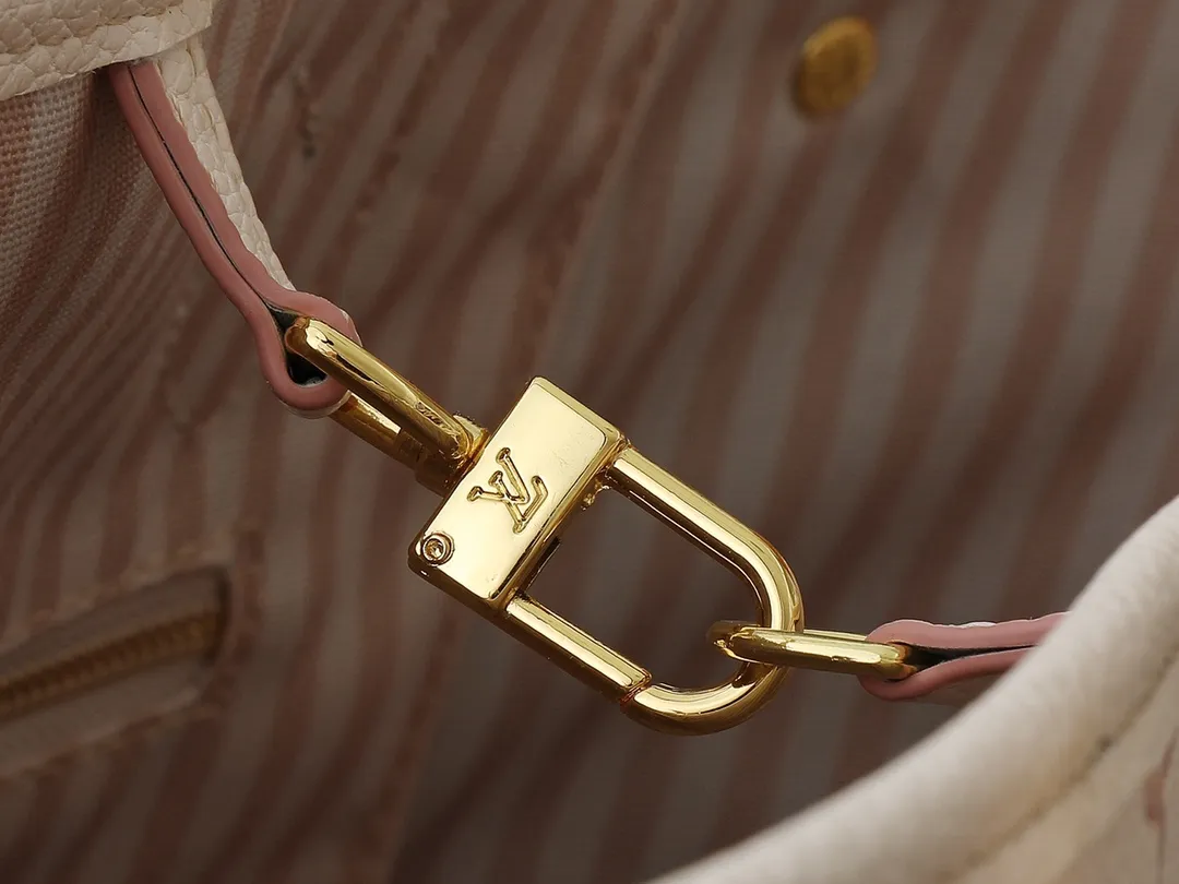 💰240💰Upgraded from the original M14285 M40995. This Neverfull MM medium handbag reinterprets the classic Monogram Empreinte leather with the same color aesthetic. The Neverfull is a roomy bag with side laces that can tighten up for a sleek allure or relax for a casual look. Inside there is a removable bag that is secured to the bag with a leather cord. Size: 32-29-17cm