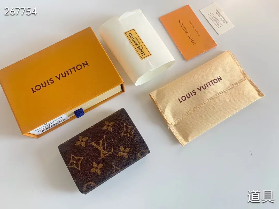 P80 💎LV ENVELOPPE CARTE DE VISITE Card Holder Wallet Made of classic Monogram coated canvas, this Enveloppe Carte de Visite card holder allows you to carry business cards or credit cards with you delicately. It can be easily stored in almost any pocket and uses snap buttons to open and close. Style number: M63801. Model: 10.5x 8x1. Coding: nn71/145125/57