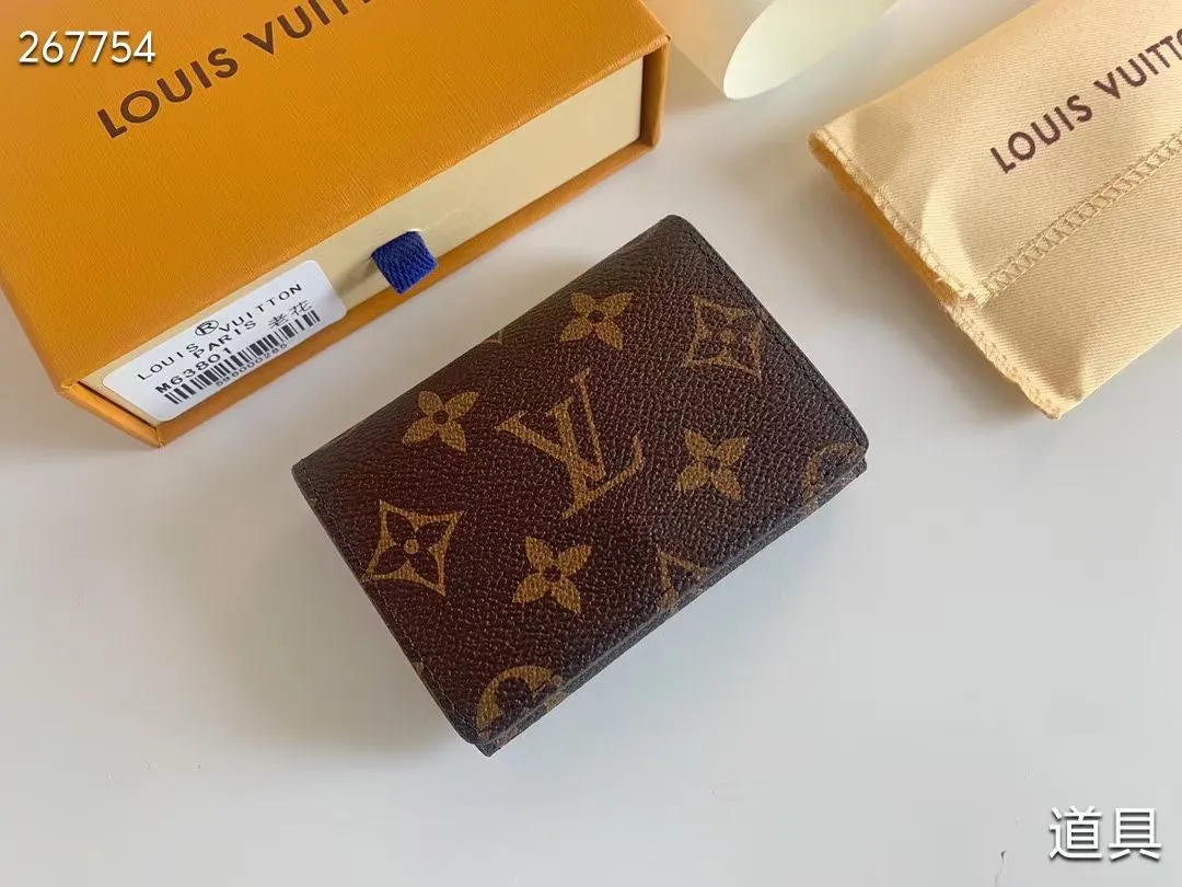 P80 💎LV ENVELOPPE CARTE DE VISITE Card Holder Wallet Made of classic Monogram coated canvas, this Enveloppe Carte de Visite card holder allows you to carry business cards or credit cards with you delicately. It can be easily stored in almost any pocket and uses snap buttons to open and close. Style number: M63801. Model: 10.5x 8x1. Coding: nn71/145125/57