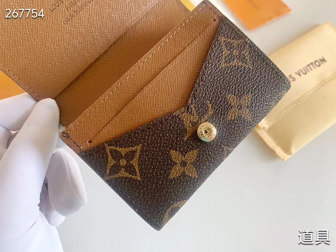 P80 💎LV ENVELOPPE CARTE DE VISITE Card Holder Wallet Made of classic Monogram coated canvas, this Enveloppe Carte de Visite card holder allows you to carry business cards or credit cards with you delicately. It can be easily stored in almost any pocket and uses snap buttons to open and close. Style number: M63801. Model: 10.5x 8x1. Coding: nn71/145125/57
