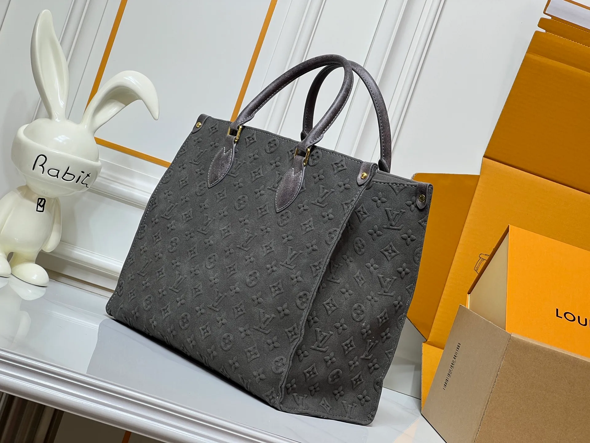 Batch 320💰Upgraded original M45039 This black matte jacquard OnTheGo medium handbag is made of Monogram and Monogram Reverse canvas, with the Monogram Giant pattern embellished on it. The Toron handle and the jacquard textured shoulder strap decorated with the brand's logo create a visual contrast, and the detachable coin bag is suitable for storing change or small items. It combines fashionable charm with various functions, making it a good daily companion. 32.0 x 27.0 x 14 cm (length x height x width)
