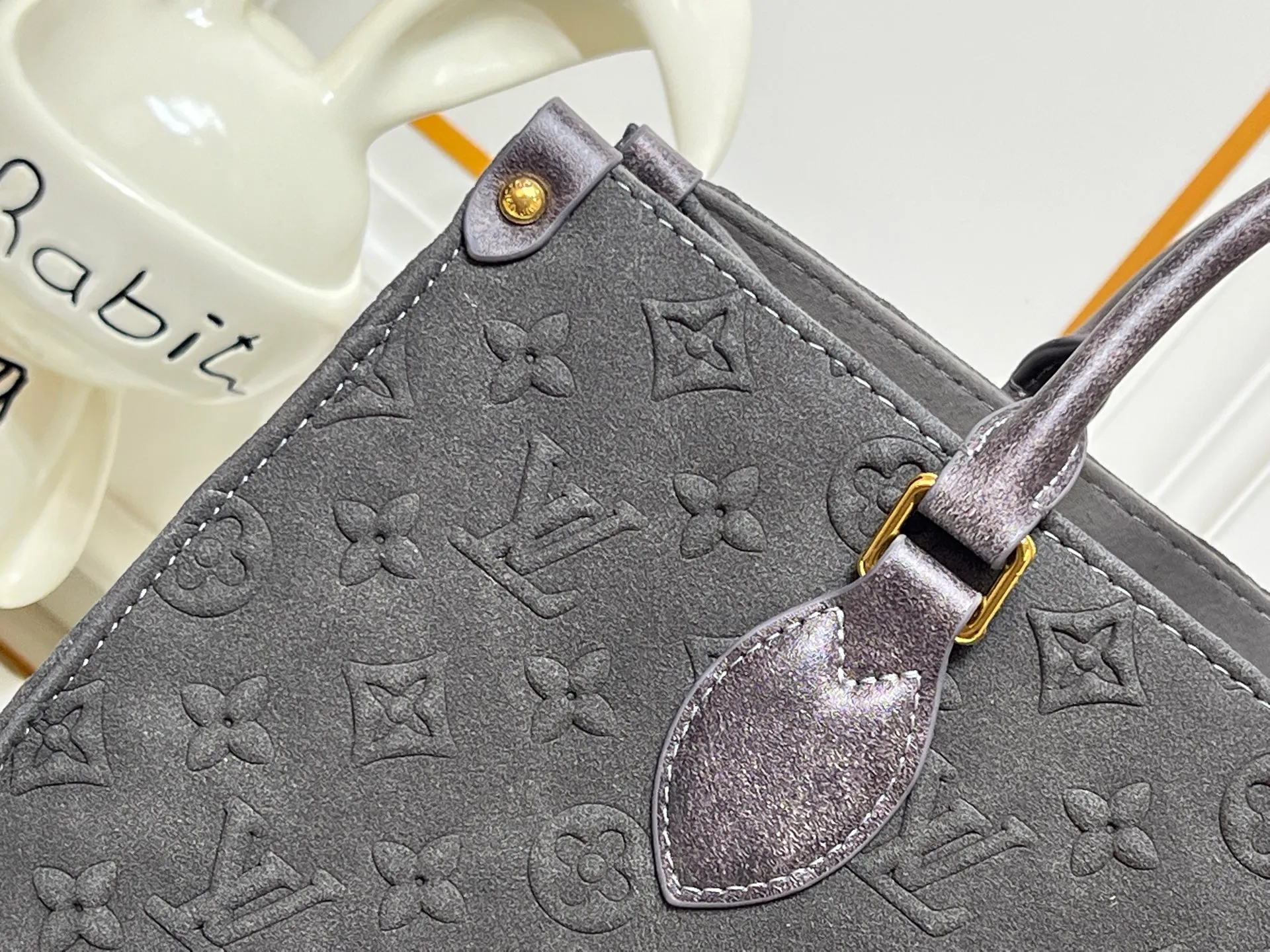 Batch 320💰Upgraded original M45039 This black matte jacquard OnTheGo medium handbag is made of Monogram and Monogram Reverse canvas, with the Monogram Giant pattern embellished on it. The Toron handle and the jacquard textured shoulder strap decorated with the brand's logo create a visual contrast, and the detachable coin bag is suitable for storing change or small items. It combines fashionable charm with various functions, making it a good daily companion. 32.0 x 27.0 x 14 cm (length x height x width)