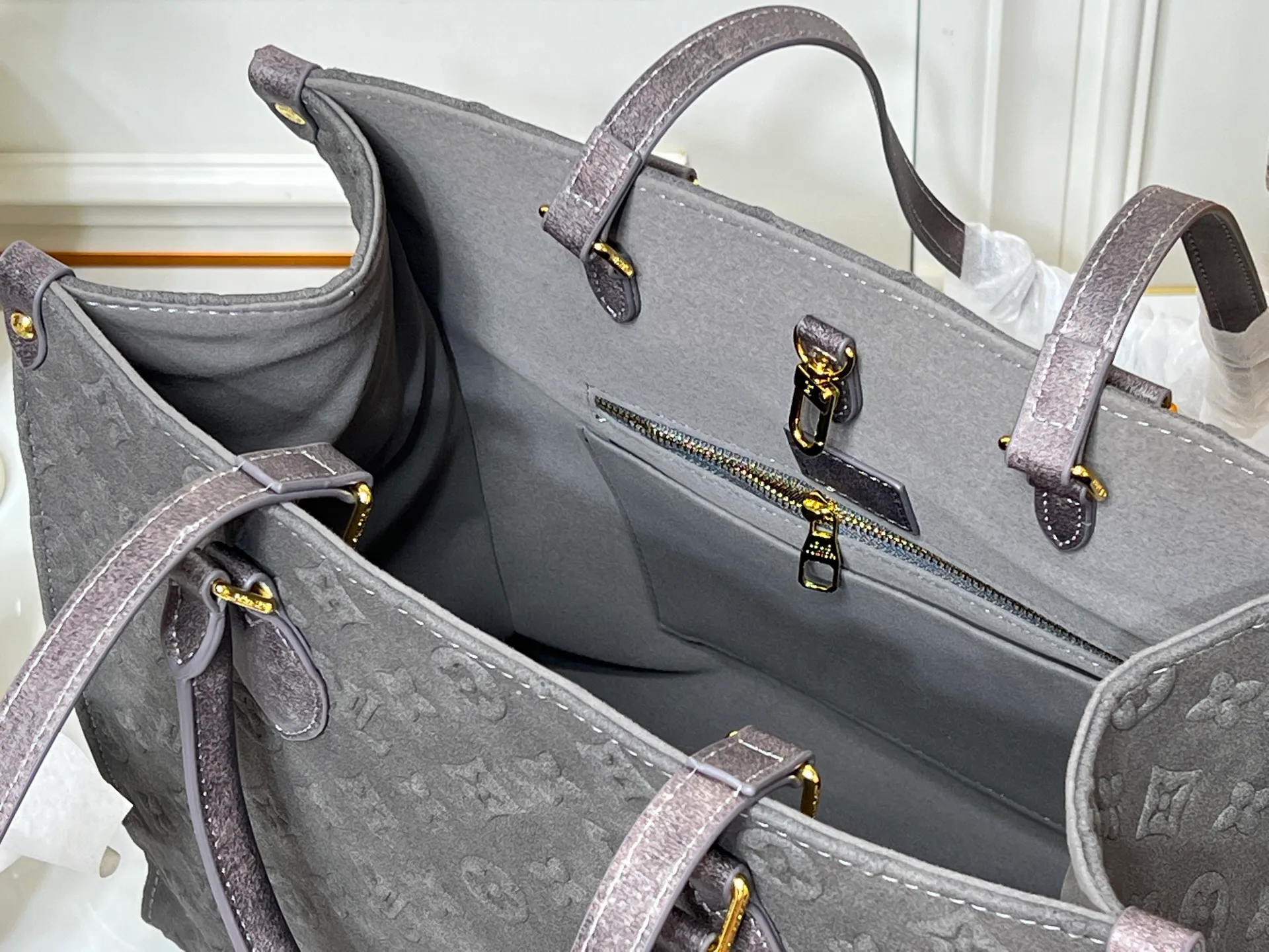 Batch 320💰Upgraded original M45039 This black matte jacquard OnTheGo medium handbag is made of Monogram and Monogram Reverse canvas, with the Monogram Giant pattern embellished on it. The Toron handle and the jacquard textured shoulder strap decorated with the brand's logo create a visual contrast, and the detachable coin bag is suitable for storing change or small items. It combines fashionable charm with various functions, making it a good daily companion. 32.0 x 27.0 x 14 cm (length x height x width)