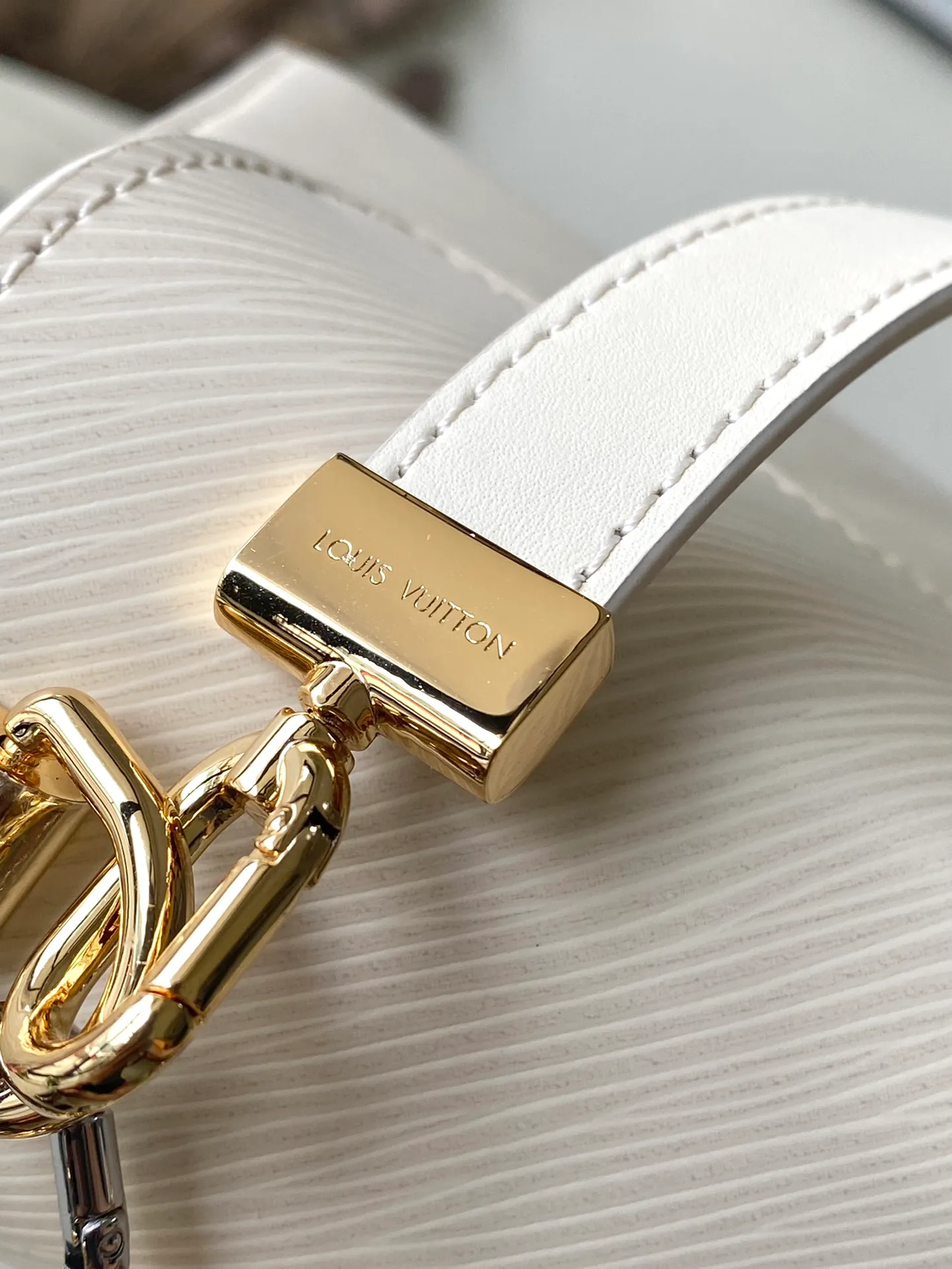 💰1160 (first-grain leather) top original order M22774 white water ripple Twist series TWIST medium handbag This Twist medium handbag exquisitely integrates the brand's iconic Monogram flower into the decorative chain, echoing the two-color lock, elegantly interpreting the Twisted Flowers theme of the season. One of the interior patch pockets has a removable mirror. Dimensions: 23 x 17 x 9.5 cm
