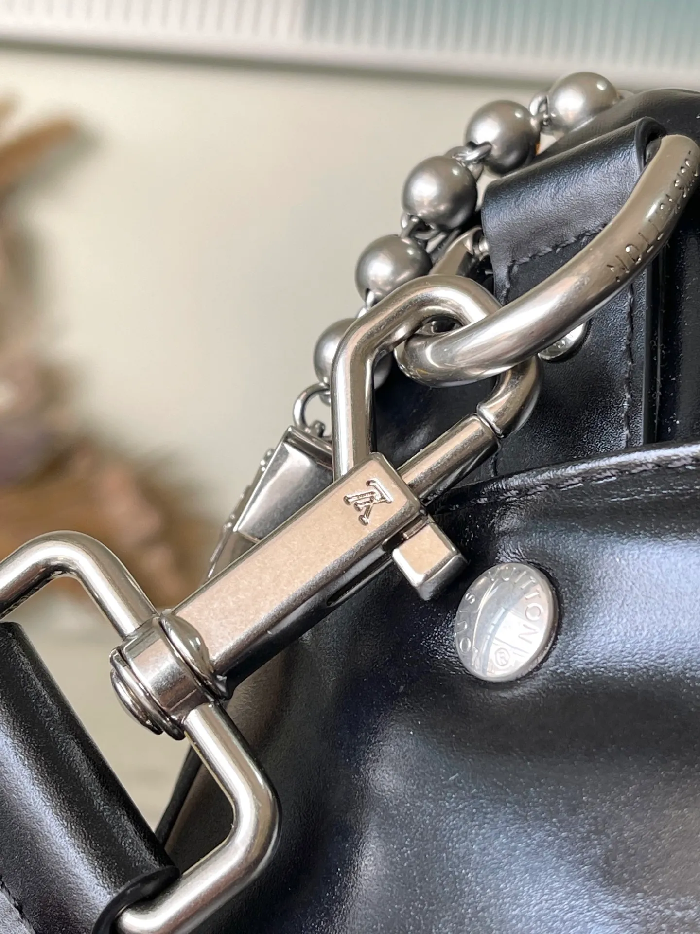 💰1180 (top layer leather) top original order M13988 This Keepal Cargo Bandouliere 25 handbag is made of shiny cow leather and conveys Pharrel Wiliams’ Dandy aesthetics with an elegant and inner urban design. The Louis Vuitton Paris patch is cleverly fixed to the body of the bag through beaded rivets, and the zipper puller of the main compartment is decorated with LV letters. Dimensions: 25 × 15 × 11 cm