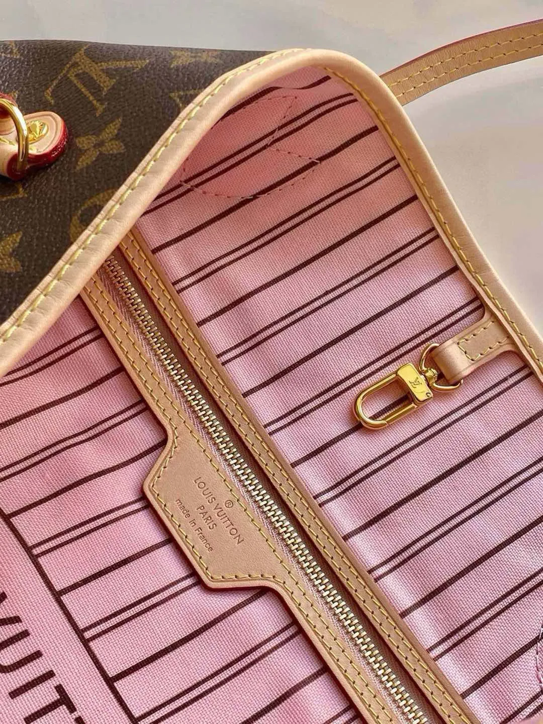 💰800 (large steel nails) top original order M50367NEVERFULL large handbag Neverfull is a new interpretation of the classic handbag and explores the exquisite details inside the bag. Redesigned interior pockets feature fresh fabric linings and vintage details inspired by the Louis Vuitton archives, most notably the detachable zippered clutch, which can be used as a sophisticated clutch on its own or as an additional pocket. Bright lining tones add a more lively feel to Monogram's classic canvas. Detailed features 39 x 32 x 19 cm (Length x Height x Width) Redesigned interior pocket with details inspired by the Louis Vuitton archives Pockets lined with linen fabric Removable zippered clutch with tonal interior pocket Natural cowhide leather trim Shiny gold-tone hardware Handles: double handles