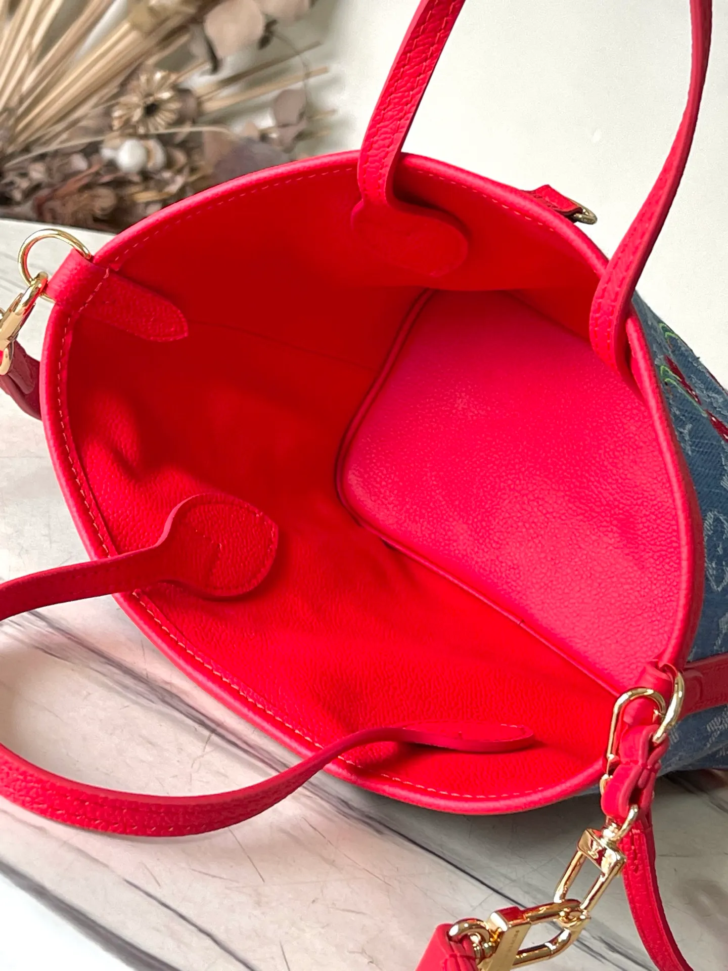 💰1180 Top Original Order M14997 This Neverfull Inside Out BB handbag comes from the Louis Vuitton Cherry embroidery pays homage to the Japanese artist's distinctive style, and a removable denim zip pocket completes the design. Dimensions: 26.5 × 16.5 × 11 cm