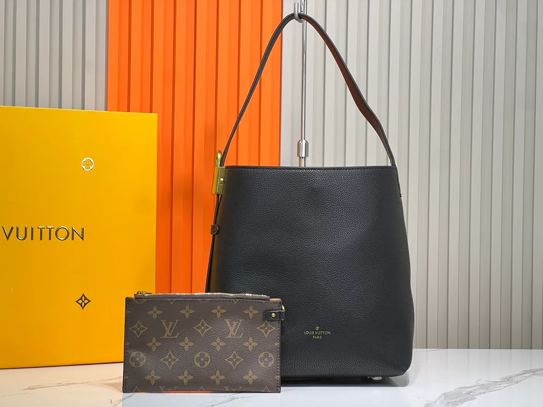 Batch 300💰 Upgraded original (imitation original) M24974 M24856 M25022 M25352 M25353 M25354 This small Low Key Hobo handbag is made of smooth cow leather with suede cow leather lining. It can accommodate short wallets, large smartphones, keys and other small items. The shoulder strap is adjustable with a padlock buckle, and a removable Monogram canvas zippered interior pocket keeps it organized. Dimensions: 24.0 x 28.0 x 16.0 cm (length x height x width)