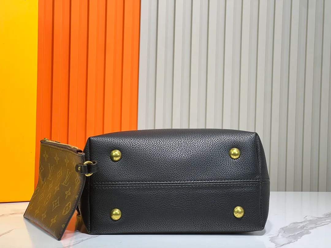 Batch 300💰 Upgraded original (imitation original) M24974 M24856 M25022 M25352 M25353 M25354 This small Low Key Hobo handbag is made of smooth cow leather with suede cow leather lining. It can accommodate short wallets, large smartphones, keys and other small items. The shoulder strap is adjustable with a padlock buckle, and a removable Monogram canvas zippered interior pocket keeps it organized. Dimensions: 24.0 x 28.0 x 16.0 cm (length x height x width)