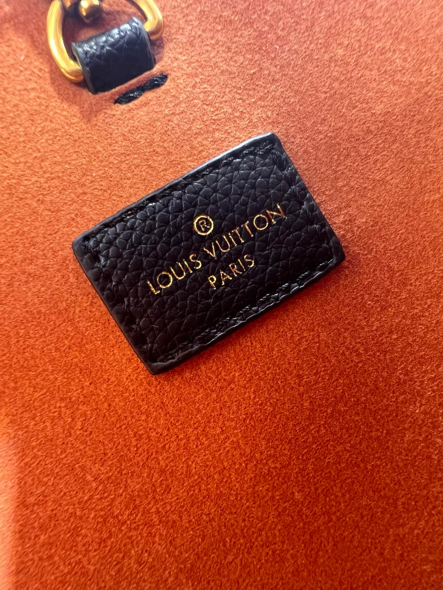 Batch 300💰 Upgraded original (imitation original) M24974 M24856 M25022 M25352 M25353 M25354 This small Low Key Hobo handbag is made of smooth cow leather with suede cow leather lining. It can accommodate short wallets, large smartphones, keys and other small items. The shoulder strap is adjustable with a padlock buckle, and a removable Monogram canvas zippered interior pocket keeps it organized. Dimensions: 24.0 x 28.0 x 16.0 cm (length x height x width)