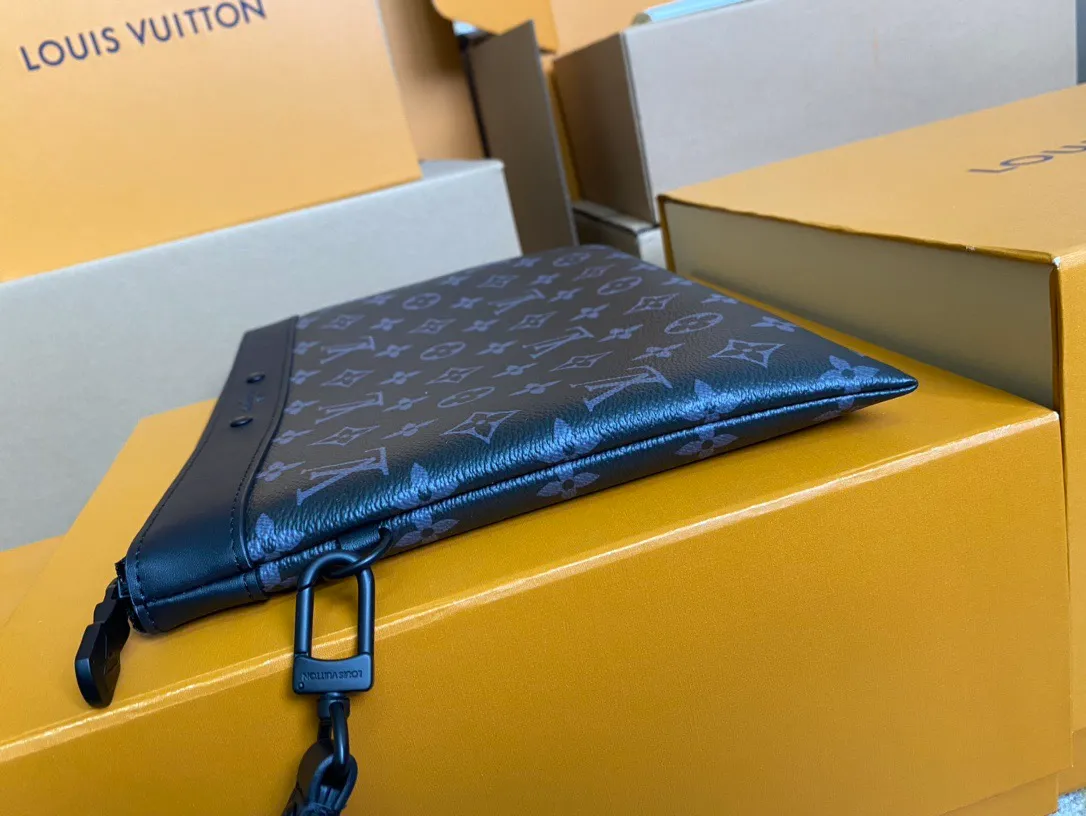 💰580 Top Original Order M81569 Black Flower ✨The new Pochette To-Go clutch is made of Monogram Eclipse canvas, with rivet labels to subtly reveal the brand style. Plenty of space to accommodate documents, small electronic devices and other personal needs, and a detachable wrist strap for easy travel, making it a trendy alternative to traditional handbags or briefcases. Detailed features 30 x 21.5 x 1 cm (length x height x width)