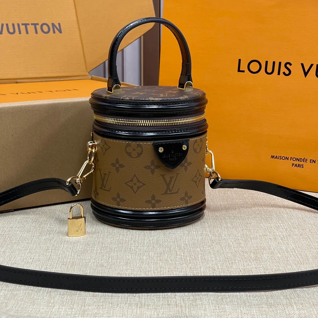 [Upgraded version] P500🐶 (Small size) Upgraded version. M43986🐶 Comes with a full set of packaging ❣️VANITY Handbag Drawing on the shape of the long-standing LV Cannes makeup case, women's art director Nicolas Ghesquière recreates the classic charm of the past with this semi-rigid handbag. Small size, Monogram and Monogram Reverse coated canvas mixed fabric, full of traditional Louis Vuitton design, very elegant. Features a top handle and removable leather shoulder strap for multiple carrying options. Size: 13*12*14